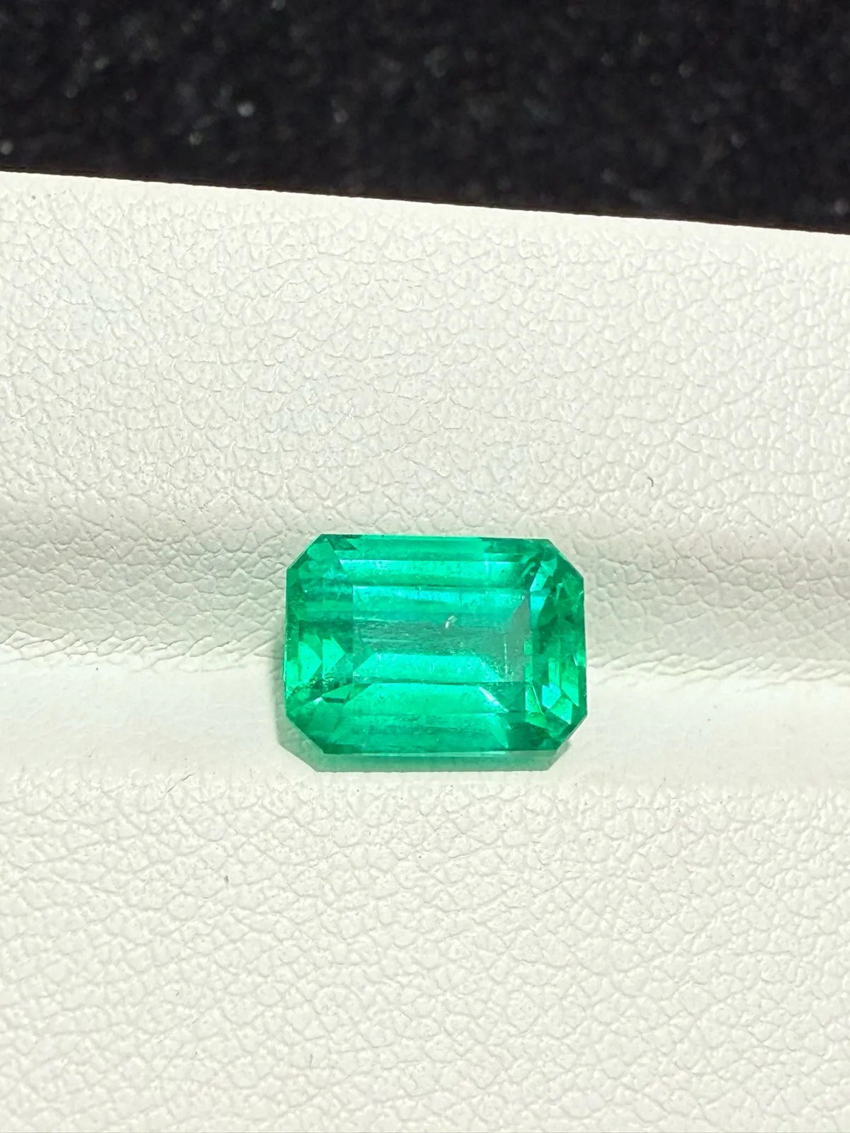 【高端珠宝】天然极美油祖母绿裸石
重量: 2.89ct  规格: 9.4*6.8*5.7毫米
精湛切工，满身火彩
台面大，实物更美，可以代镶嵌设计。