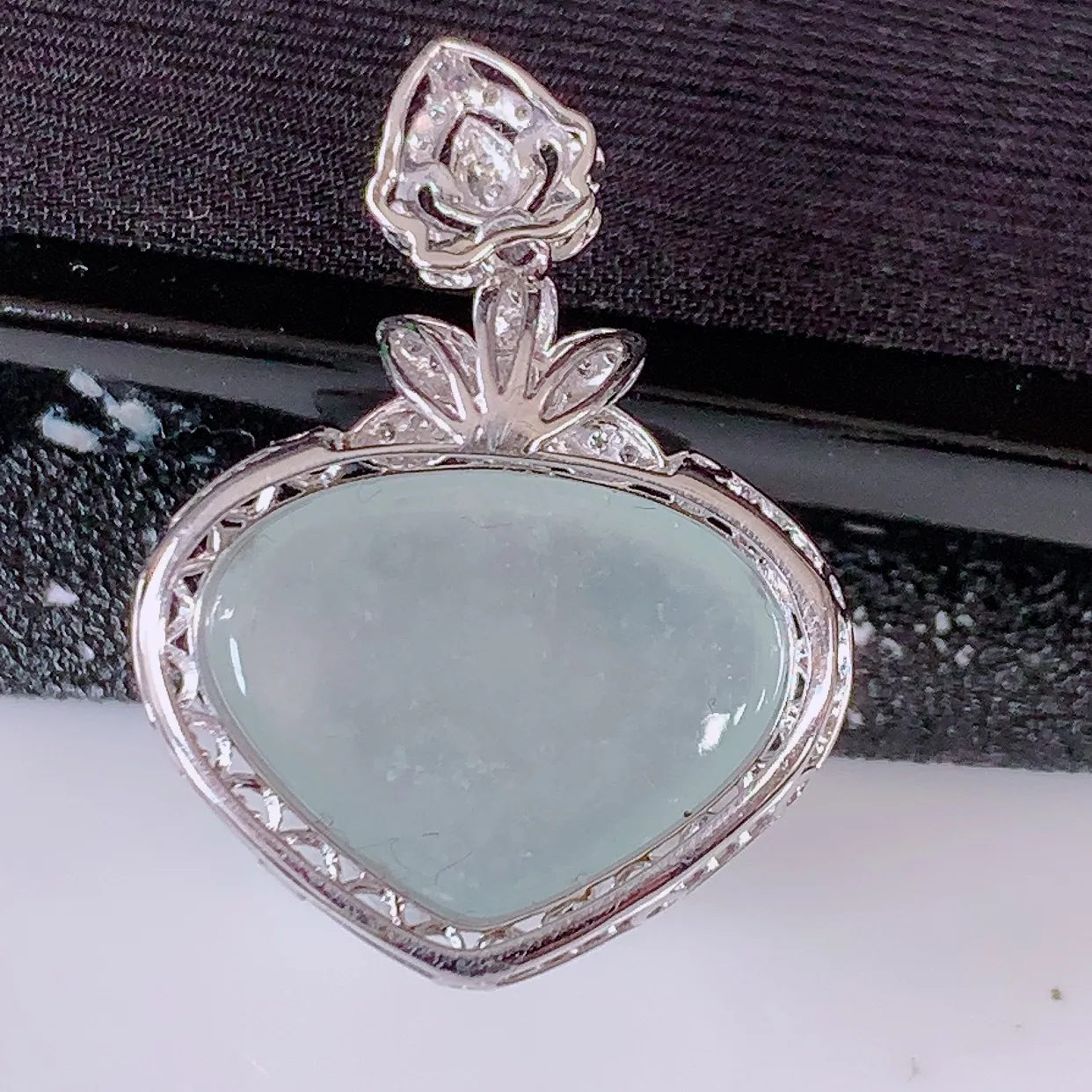 自然光实拍，18k金镶嵌冰透翡翠爱心吊坠，冰胶饱满，起荧光，造型精美别致，送礼或自留佳选！#00.9整体25.5*19*7.8裸石16*12