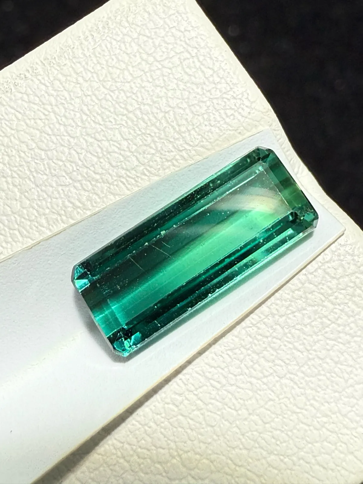 【高端珠宝】天然极美蓝碧玺裸石
重量: 3.595ct  规格: 13.4*5.7*4.3毫米
精湛切工，满身火彩
台面大，实物更美，可以代镶嵌设计。