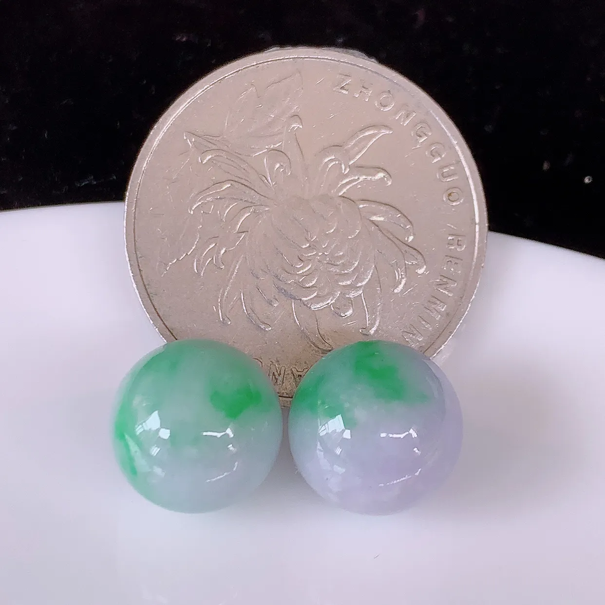 自然光实拍，冰飘绿翡翠一对圆珠、春带彩转运珠吊坠，寓意“时来运转，财源滚滚” 寓意佳，荧光灼灼，转运珠佩戴时尚优雅！#05.9尺寸11