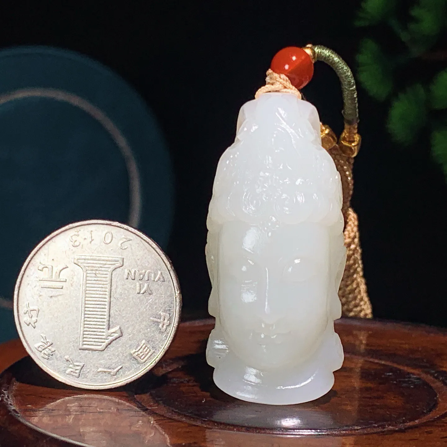 和田玉白玉观音头挂件。尺寸44/19/20重24克。玉质细腻油润。手推出油。佩戴高端典雅。lt251210