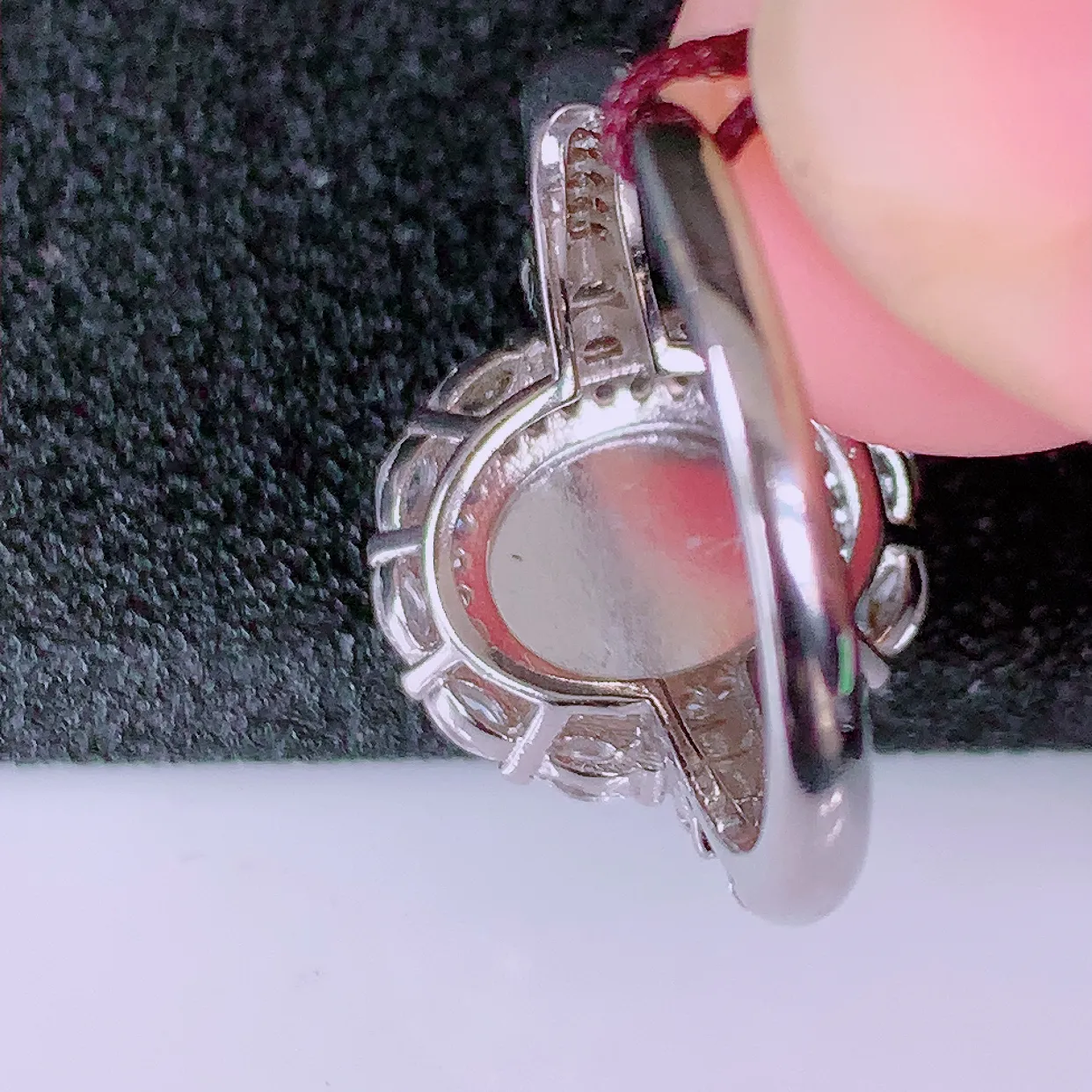 冰透满绿翡翠925银镶嵌戒指，自然光实拍，翠色灵动，颜色漂亮，种老水足，品相佳，佩戴佳品！#97.9（圈口可调大小）整体~26*17.5*7.5裸石10*8