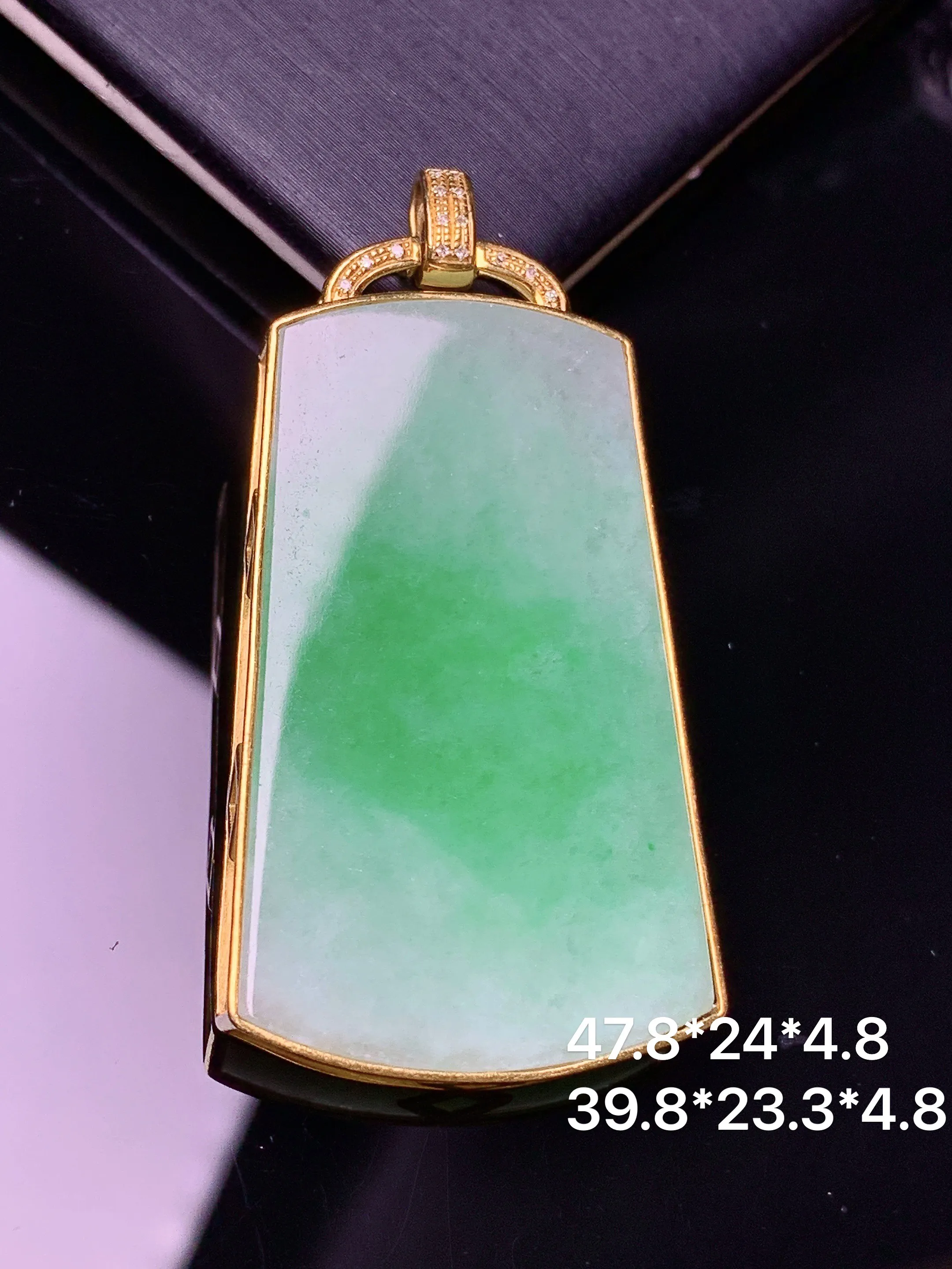 18k金钻镶嵌飘绿无事牌吊坠 玉质细腻 水润亮眼 色泽艳丽 整体尺寸47.8*24*4.8