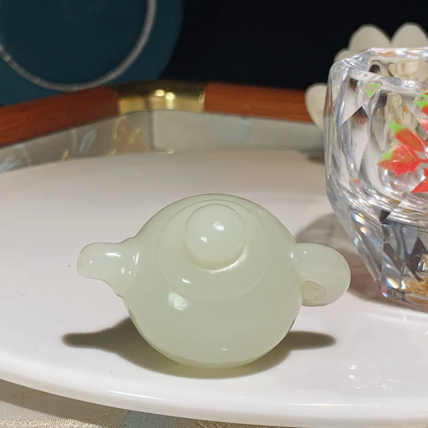 新疆和田玉白玉把把壶。尺寸50/33/29重48克。玉质细腻油润。手推出油。佩戴高端典雅。lt251210