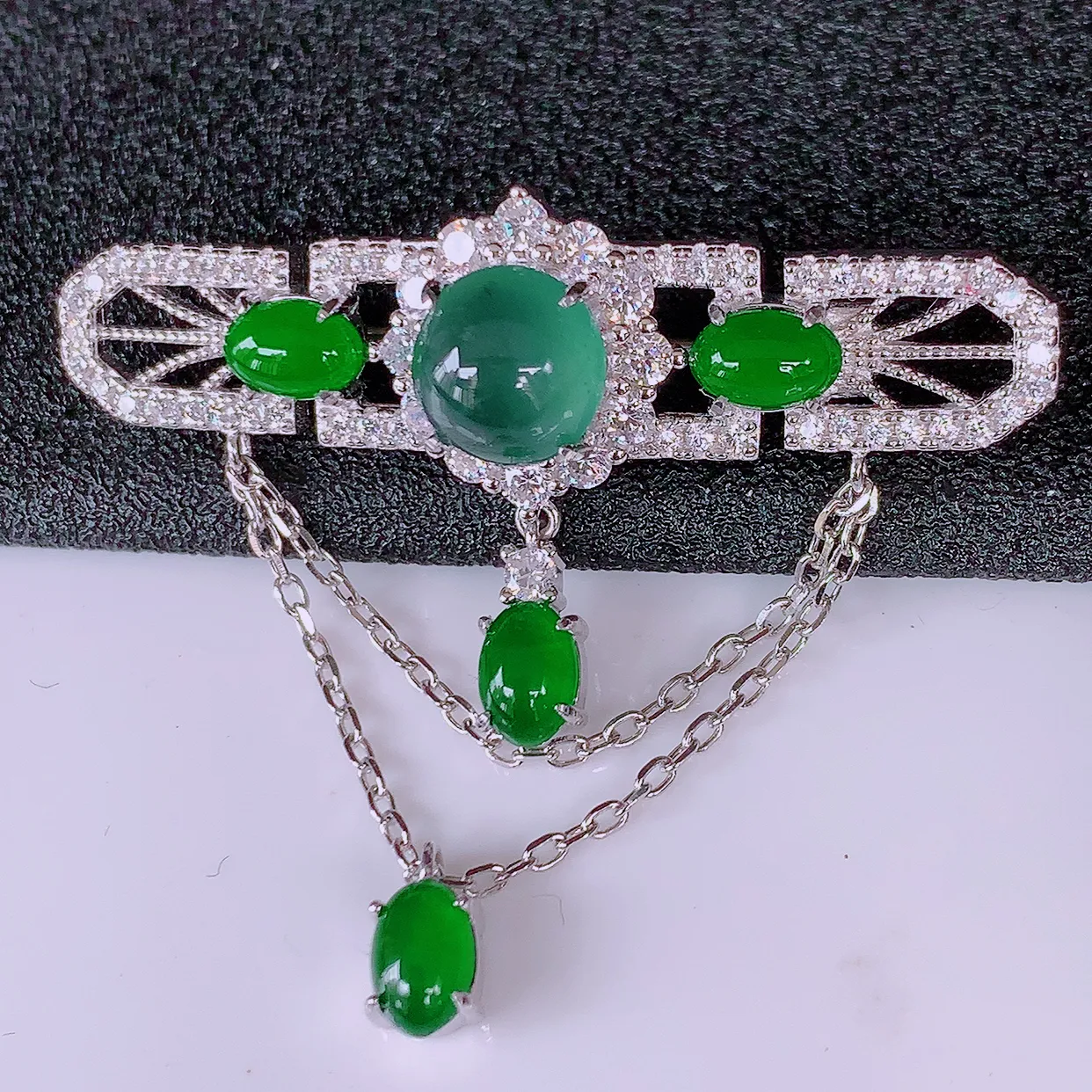 冰透满绿翡翠925银镶嵌胸针，自然光实拍，翠色灵动，颜色漂亮，种老水足，品相佳，佩戴佳品！#97.9整体42.5*38.5*13裸石8*8