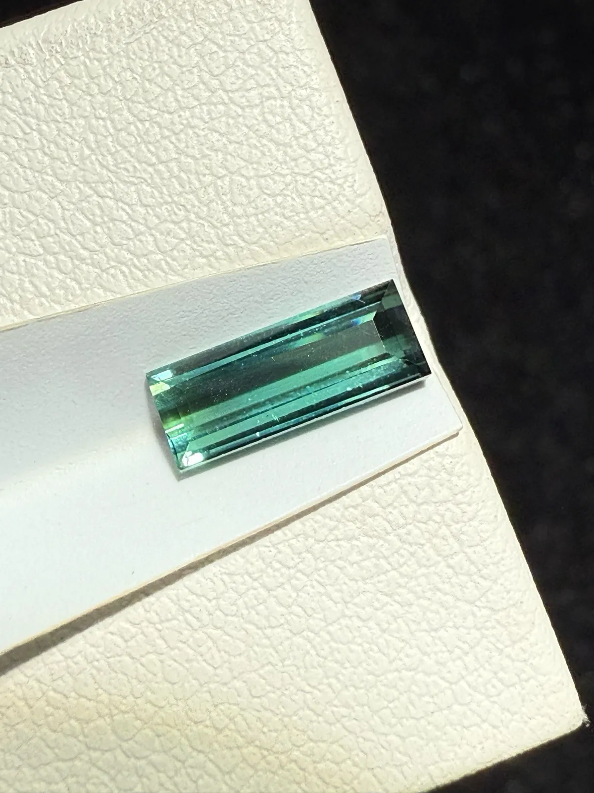 【高端珠宝】天然极美蓝绿碧玺裸石
重量: 0.985ct  规格: 9.6*3.8*2.6毫米
精湛切工，满身火彩
台面大，实物更美，可以代镶嵌设计。