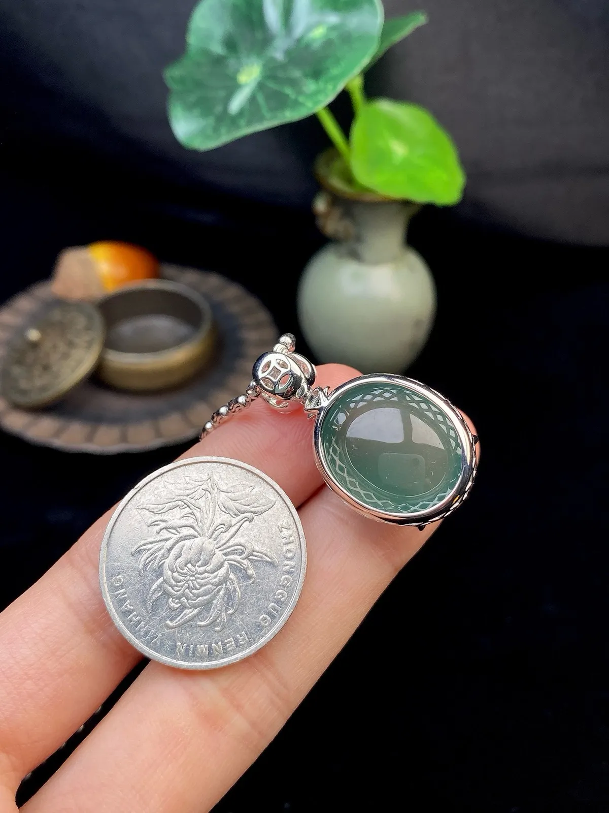 【冰种湖水绿蛋面吊坠】迷人湖水绿，形状非常饱满，冰润通透，种老起光，胶感强烈。质地细腻度均匀度很高，18K金钻精美镶嵌，裸石尺寸20*17.2*8.5毫米