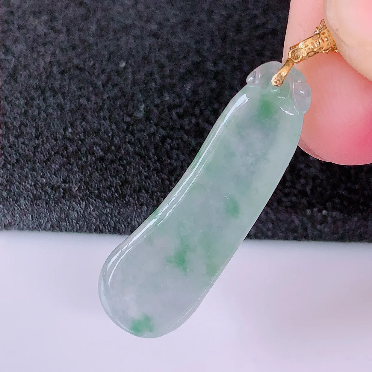 18K金镶嵌冰种飘花翡翠招财福瓜吊坠，精美饱满福瓜，种水足，形态圆润饱满，福相十足 ！#1.9