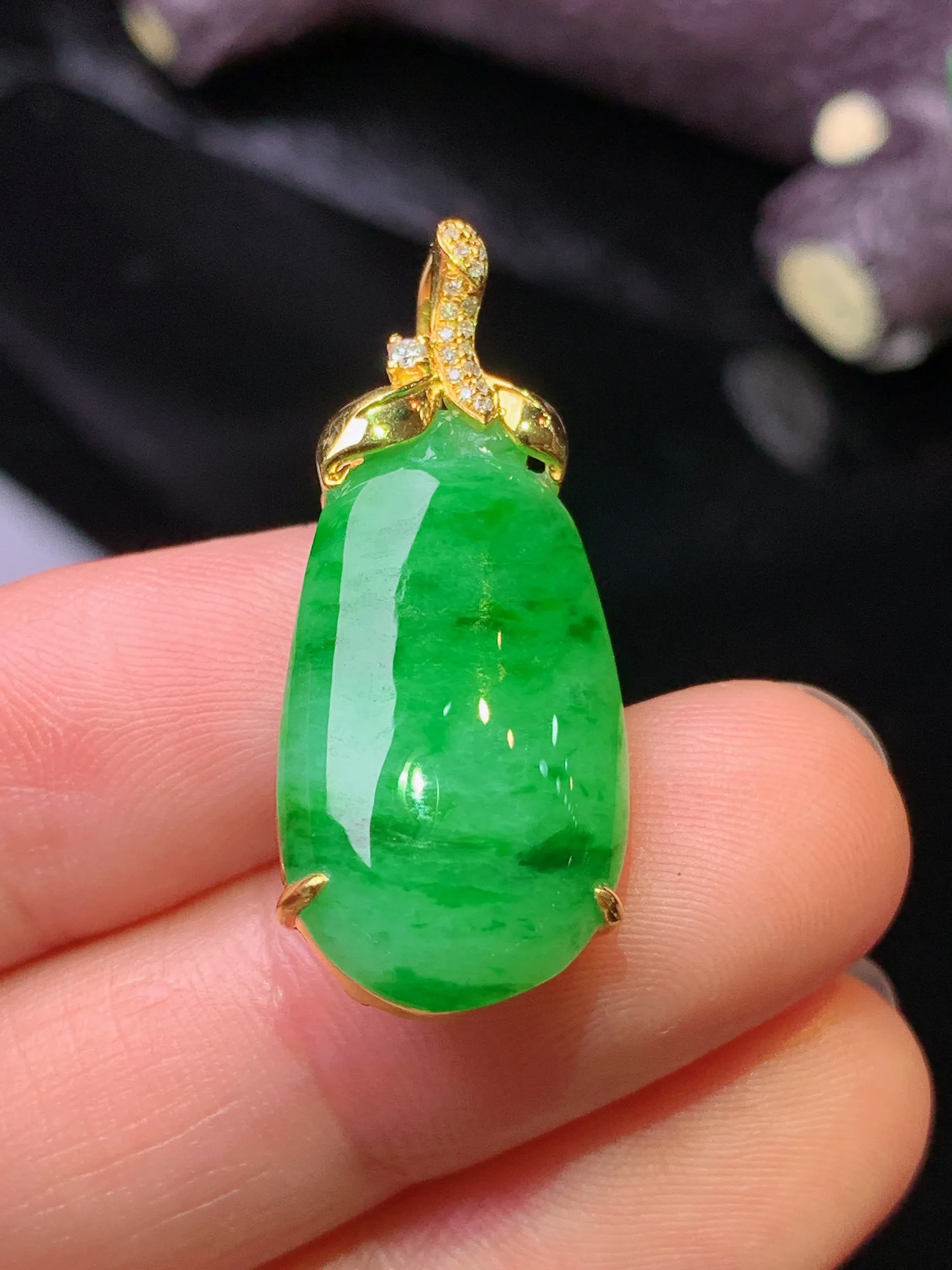18k金钻镶嵌翠绿福瓜吊坠 玉质细腻 水润亮眼 色泽艳丽 整体尺寸30*13*6.5