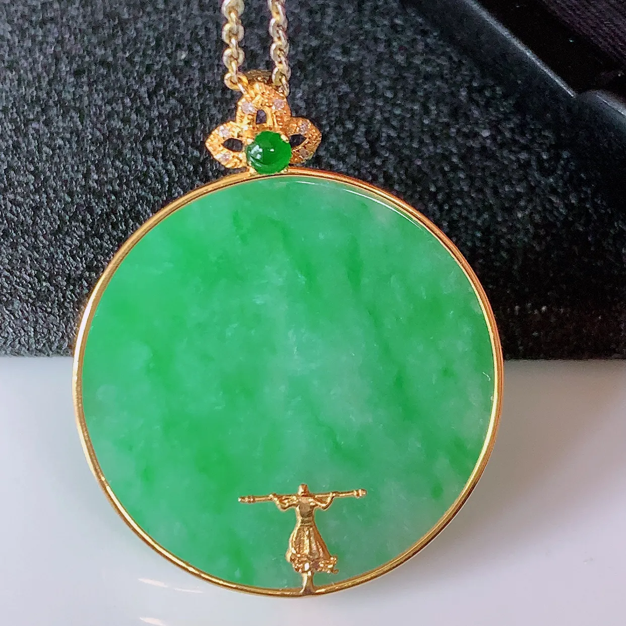 18K金镶嵌冰润飘绿翡翠平安无事牌吊坠，翡翠圆无事牌，平平安安，无事牌翠色灵动，佩戴平安时尚！#00.9整体32*26.5*5.2裸石25.5*25.5