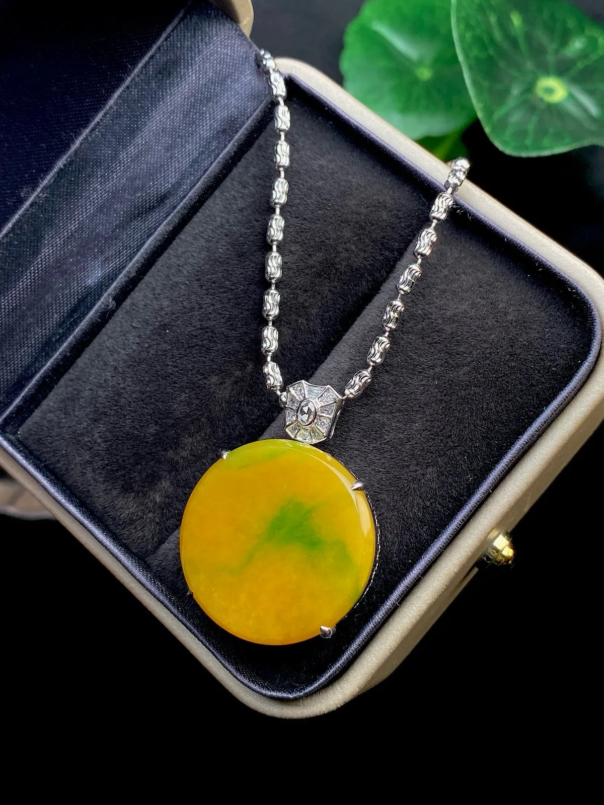 【冰种黄加绿圆无事牌】质地细腻，冰润透亮，光泽出众，冰感十足，18k金钻镶嵌，裸石尺寸22.3*3.