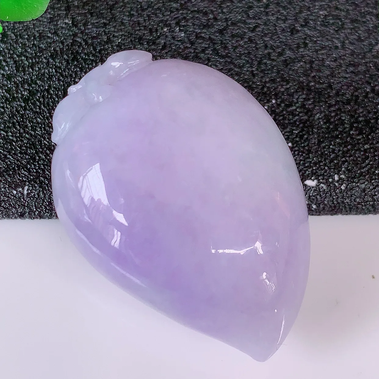 自然光实拍，冰润紫罗兰翡翠福寿桃吊坠，富贵吉祥，长命百岁，肥肥润润的福寿桃讨喜极了，造型精巧，非常别致 #05.9