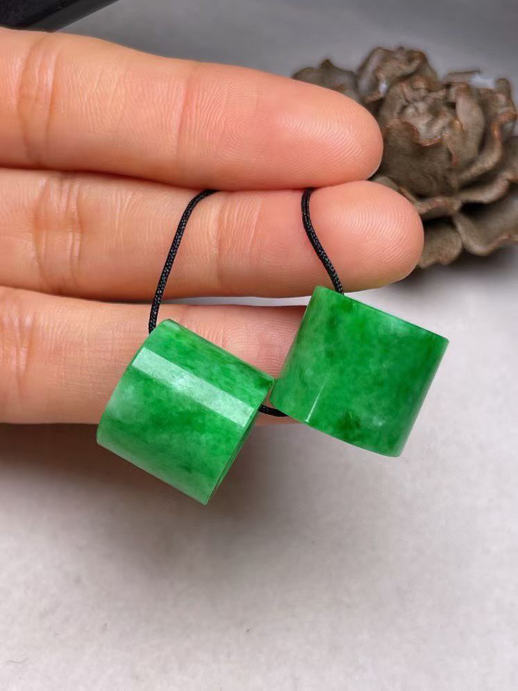 冰糯种辣色【路路通】吊坠，种水好，玉质细腻 ，卖相好.