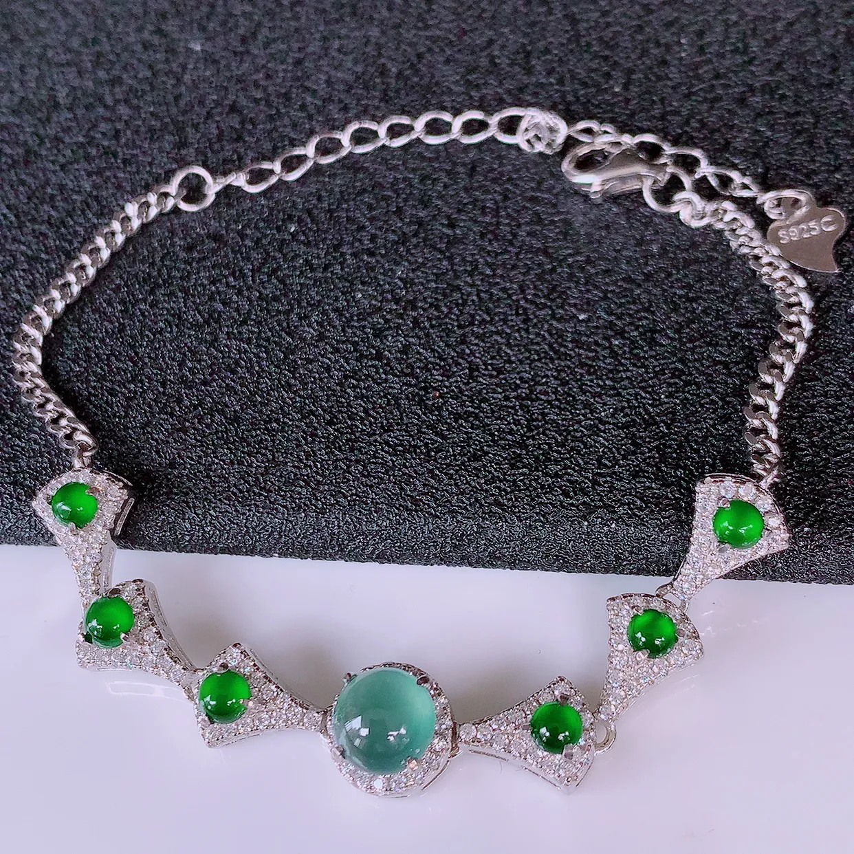 冰透满绿翡翠925银镶嵌手链，自然光实拍，翠色灵动，颜色漂亮，种老水足，品相佳，佩戴佳品！#97.9取一整体8*8*7.5裸石5.8*5.8
