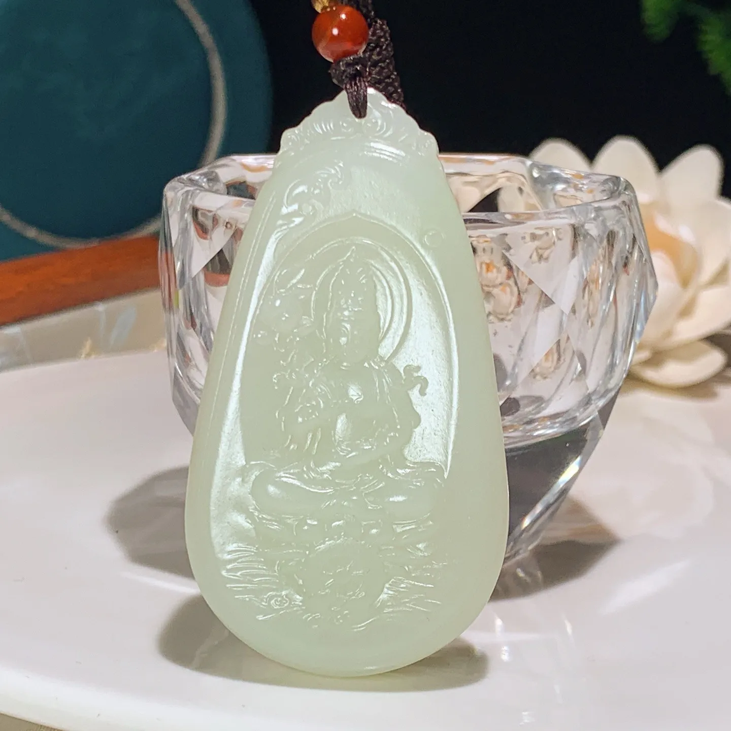 和田玉白玉坐莲观音牌子挂件。尺寸64/35/12重47克。玉质细腻油润。手推出油。佩戴高端典雅。lt