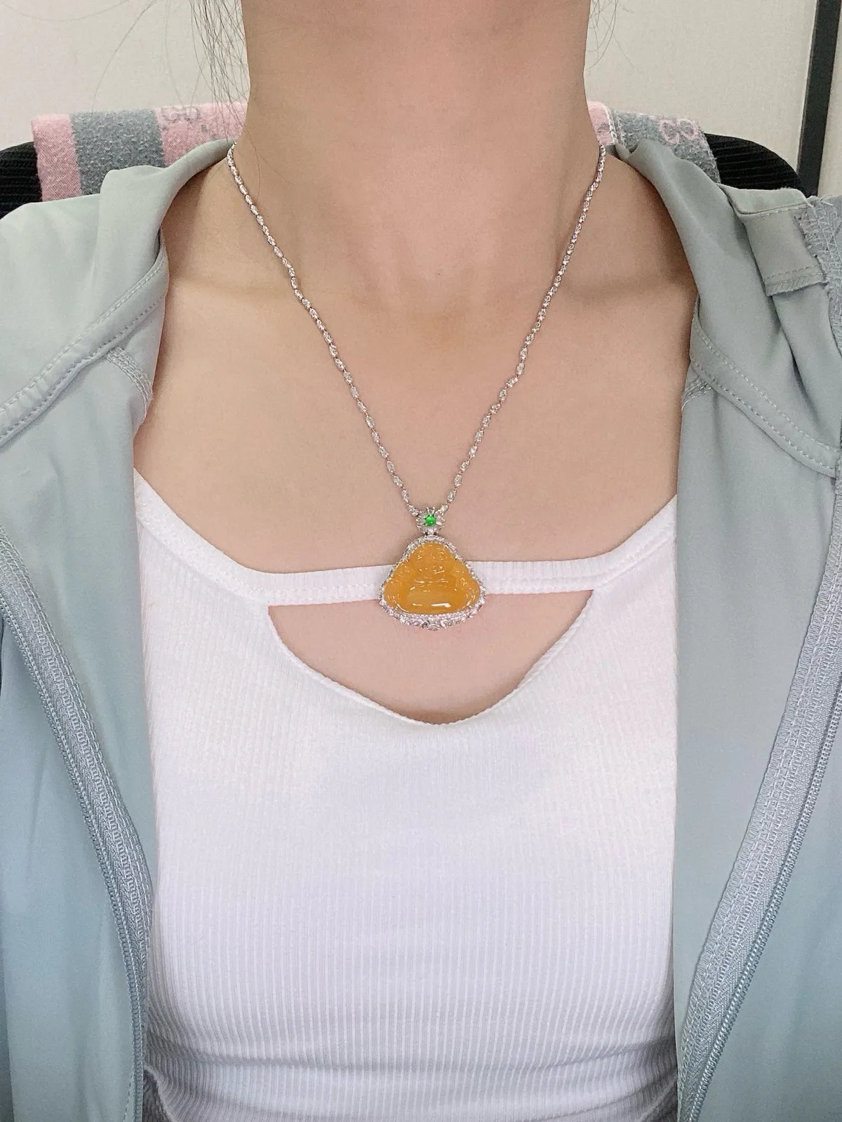 【冰种黄翡佛公】质地细腻，工艺很好，饱满圆润，笑口常开，18k金钻镶嵌，裸石尺寸18.8*25*2.8毫米