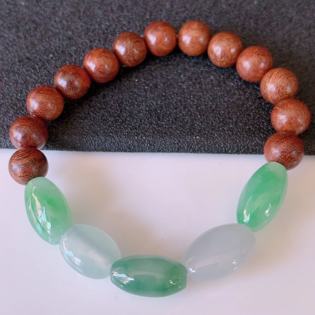 自然光实拍，冰种飘绿翡翠手串，路路通手链，种老水足，冰清玉润  颜色漂亮  #001.1取一尺寸13.8*9.5*7.2mm