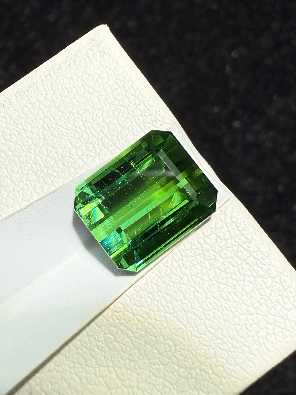 【高端珠宝】天然极美绿碧玺裸石
重量: 4.18ct  规格: 9.6*8*5.7毫米
精湛切工，满