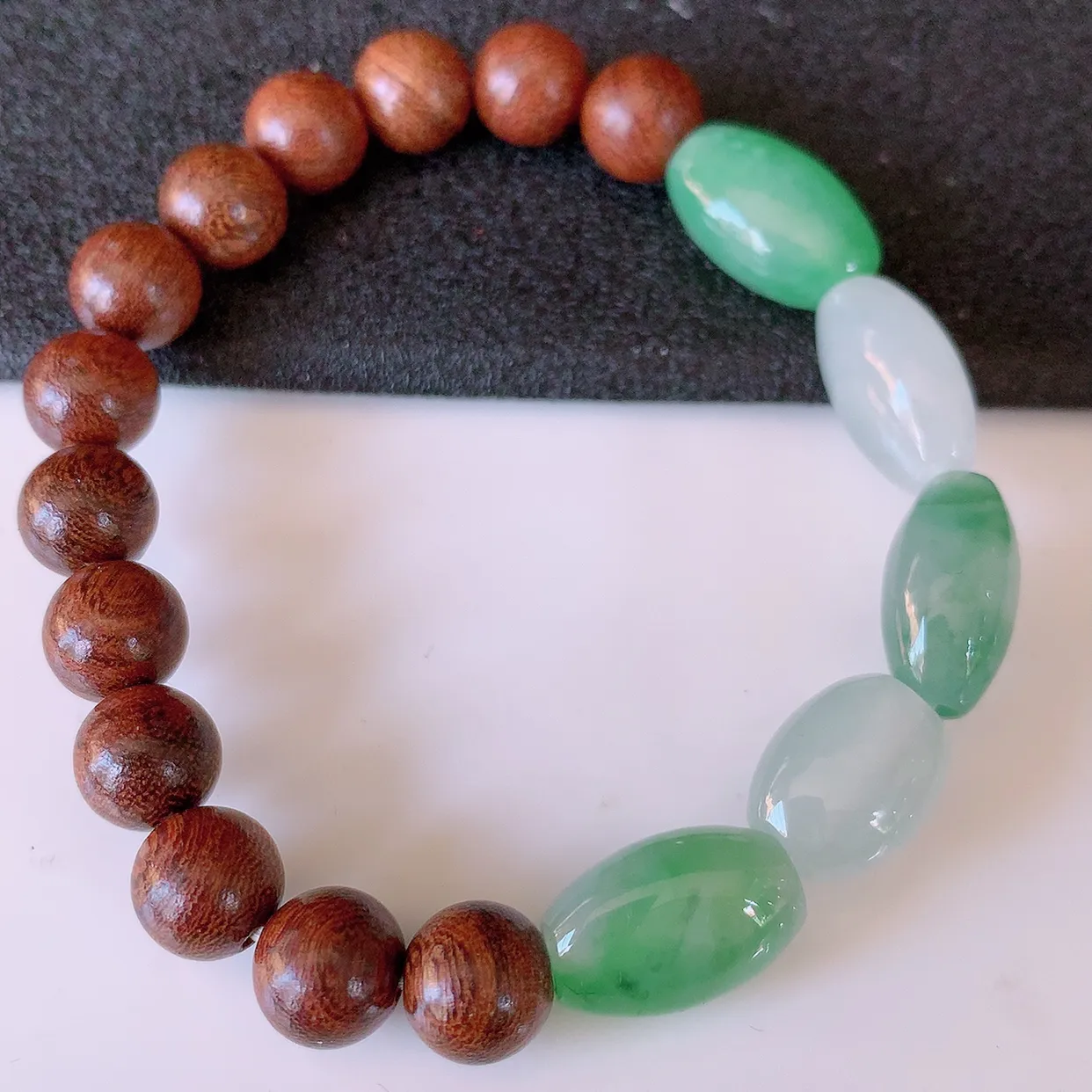 自然光实拍，冰种飘绿翡翠手串，路路通手链，种老水足，冰清玉润  颜色漂亮  #001.1取一尺寸13.8*9.5*7.2mm