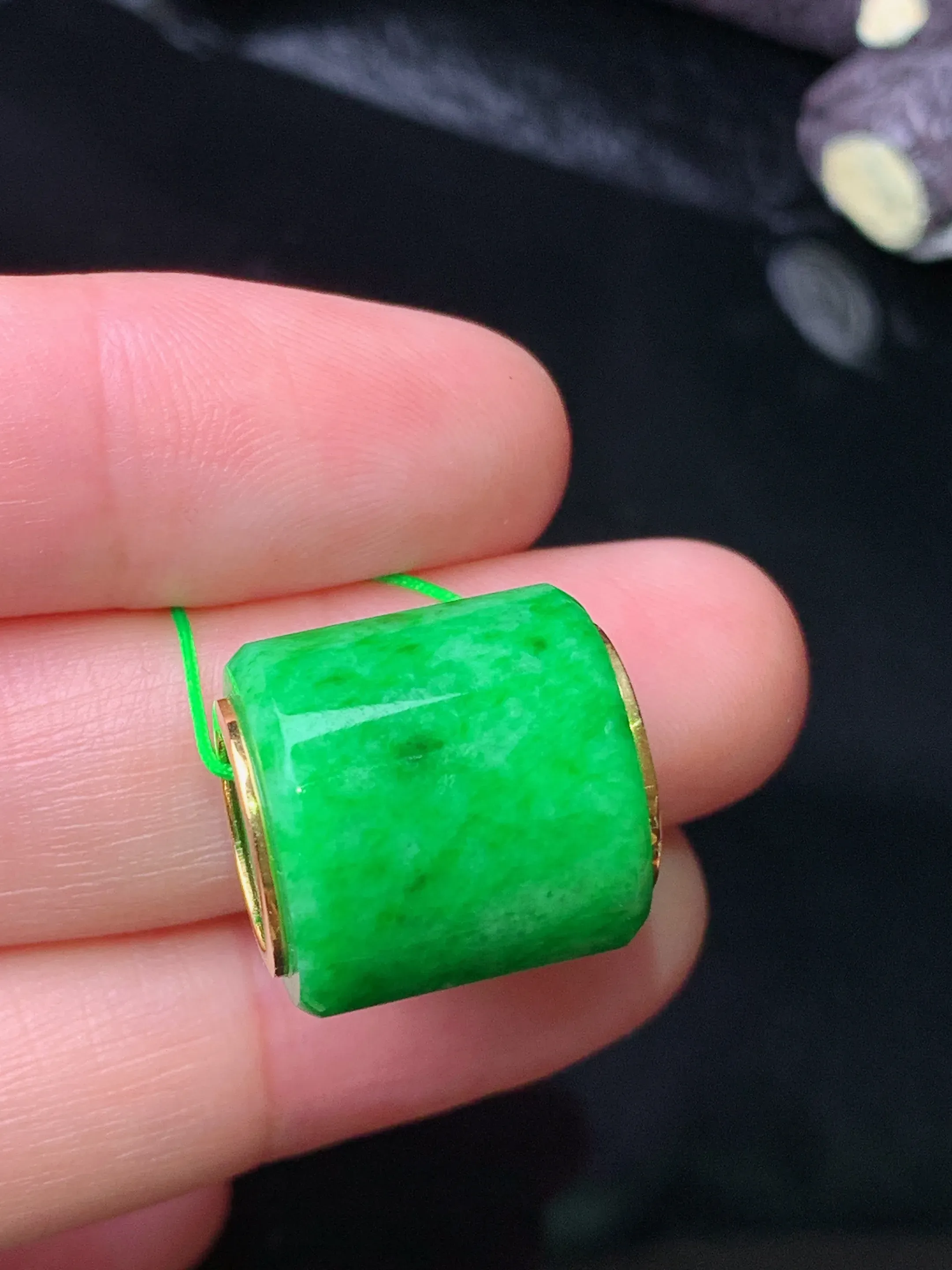 阳绿路路通吊坠，18k金镶嵌，冰润色阳，种老水足，Xu 尺寸16.2*15.5