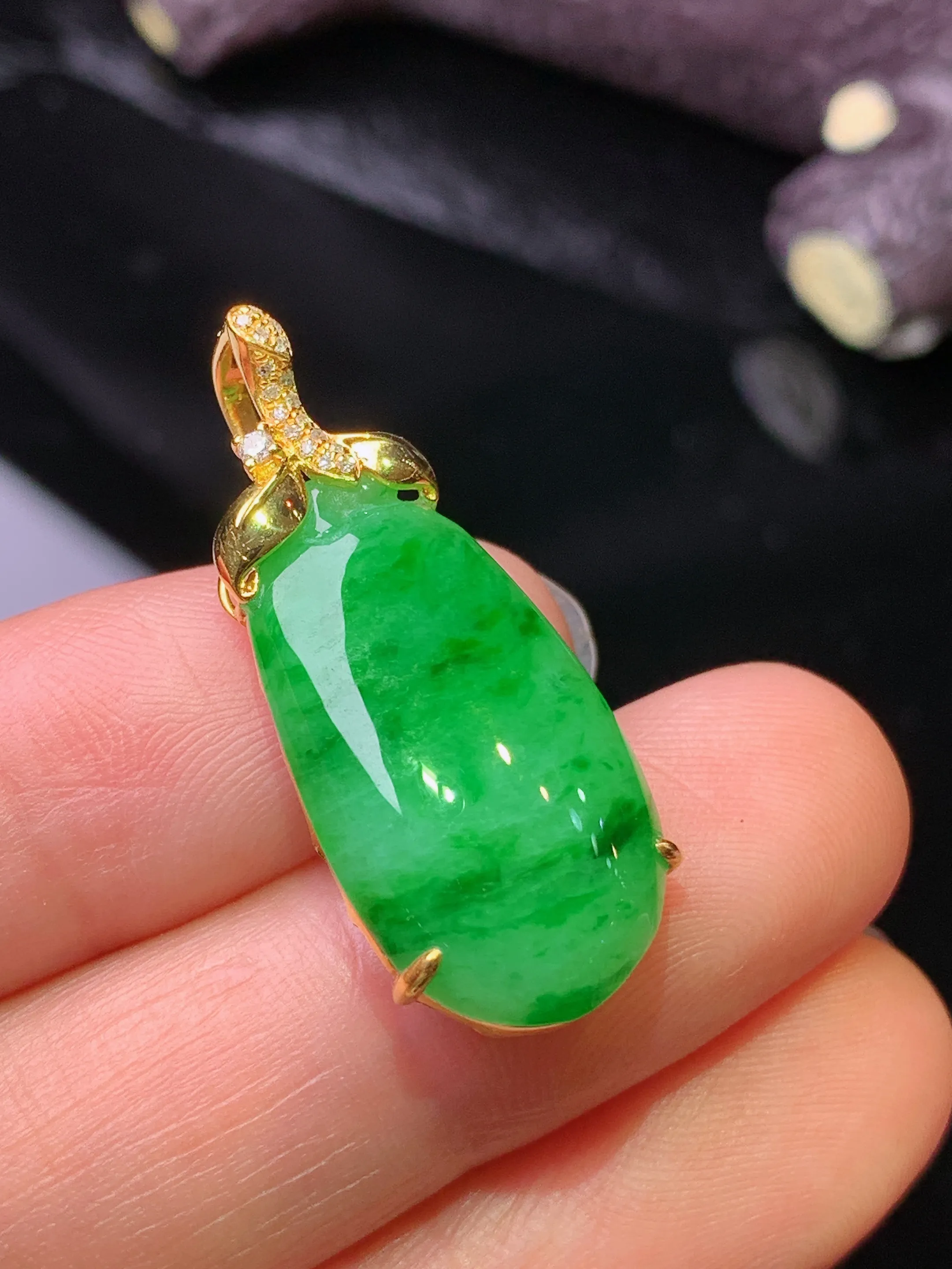 18k金钻镶嵌翠绿福瓜吊坠 玉质细腻 水润亮眼 色泽艳丽 整体尺寸30*13*6.5