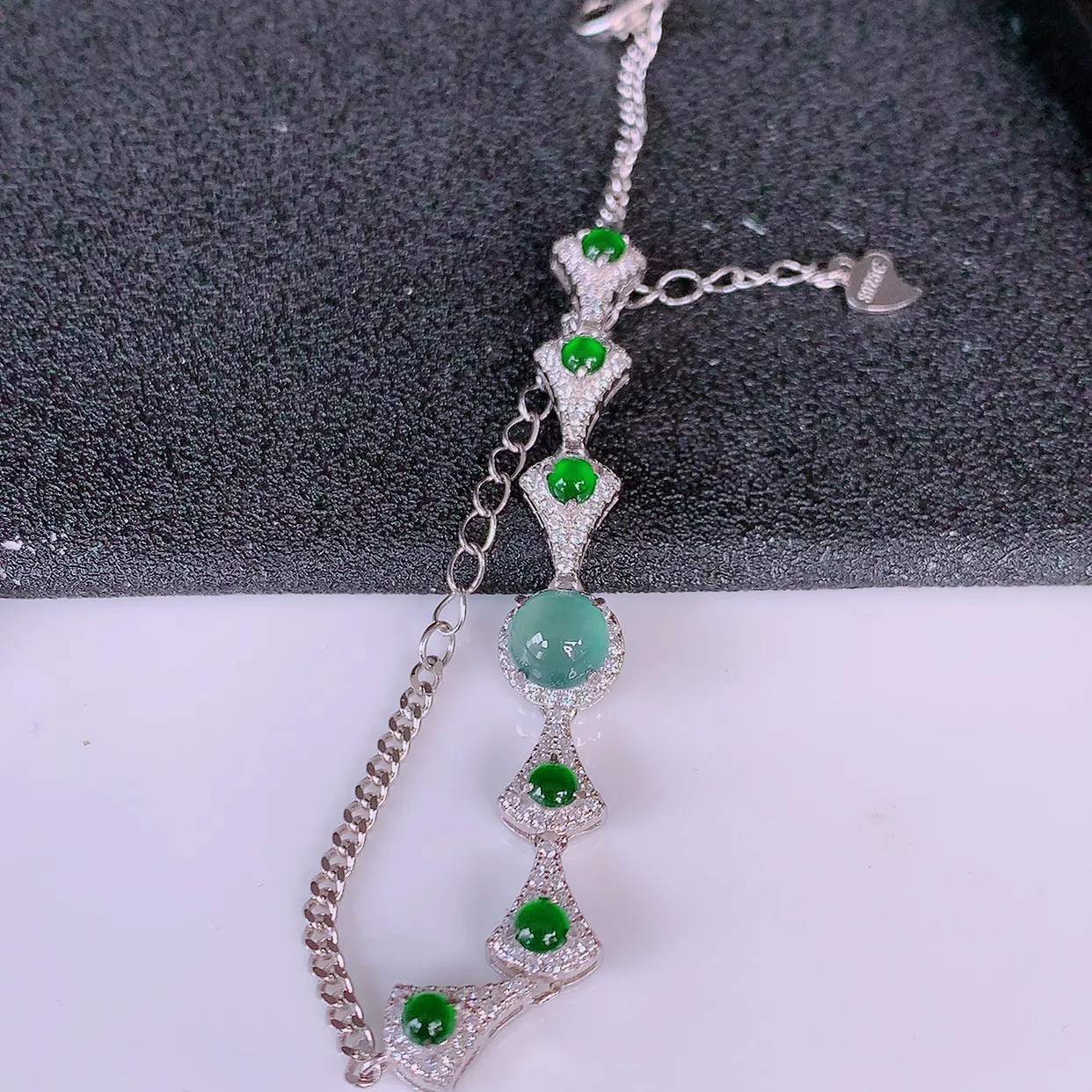 冰透满绿翡翠925银镶嵌手链，自然光实拍，翠色灵动，颜色漂亮，种老水足，品相佳，佩戴佳品！#97.9取一整体8*8*7.5裸石5.8*5.8