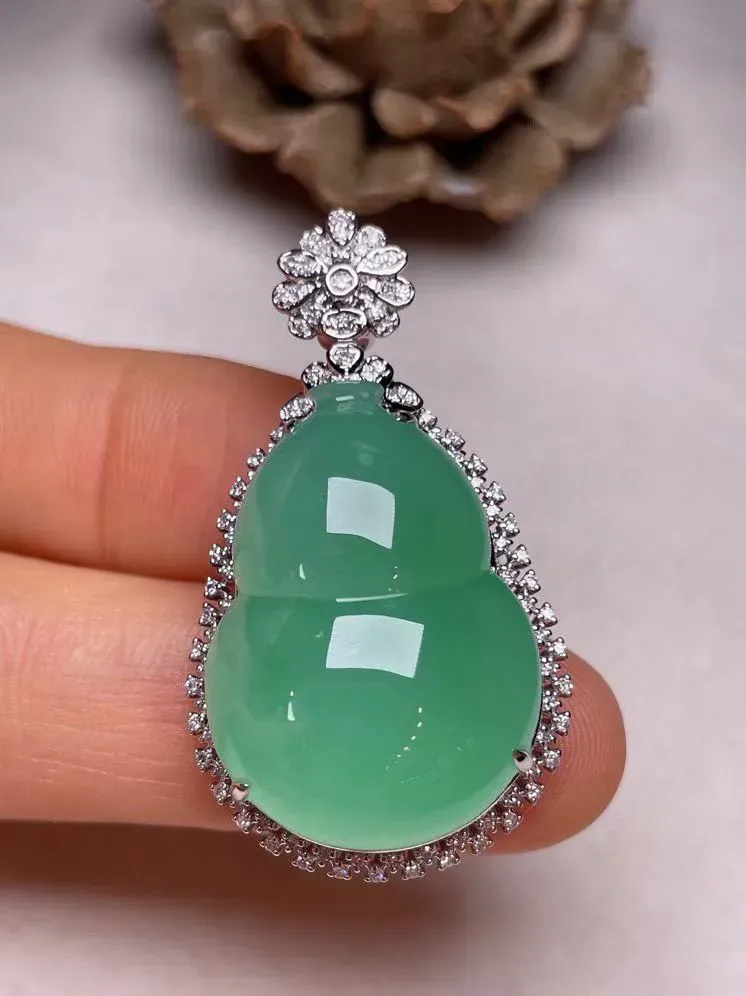 冰种淡绿葫芦吊坠、真金真钻镶嵌，种水好，玉质细腻 .裸石尺寸  18.3*12.8