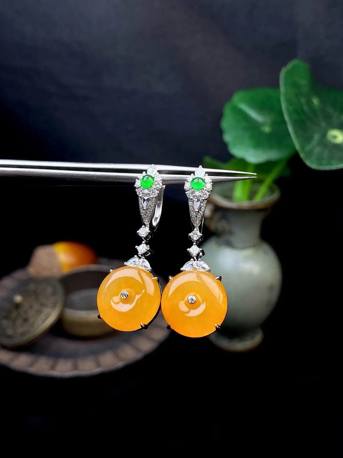 【冰种黄翡平安扣耳坠】质地细腻，种水上乘，纯净通透，收藏品质，18k金钻豪华镶嵌，裸石尺寸12*4毫米