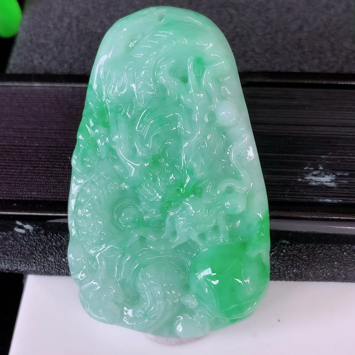 自然光实拍，精雕飘绿翡翠龙牌吊坠，龙行天下，雕工立体精湛，翡翠龙牌，种老水足，配戴霸气时尚，值得收藏