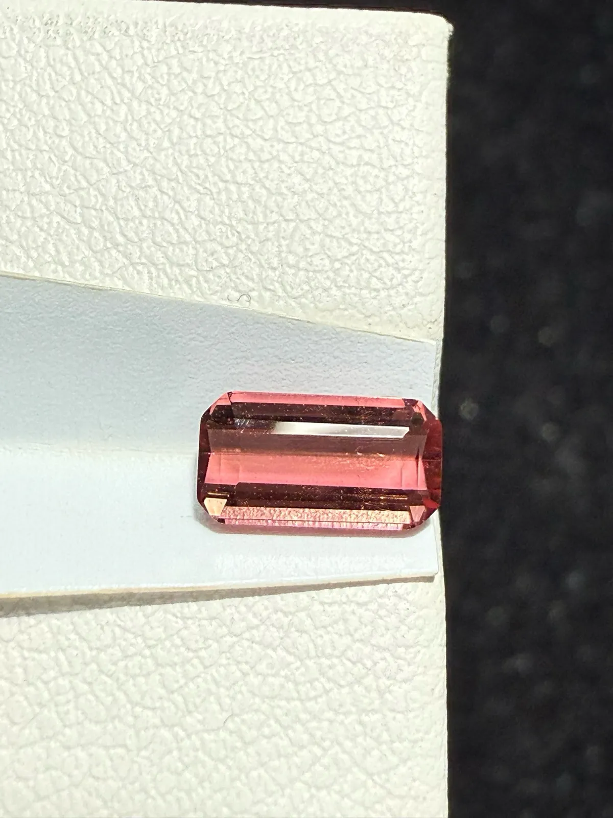 【高端珠宝】天然极美红碧玺裸石
重量: 0.99ct  规格: 7.7*4.1*3.3毫米
精湛切工，满身火彩
台面大，实物更美，可以代镶嵌设计。