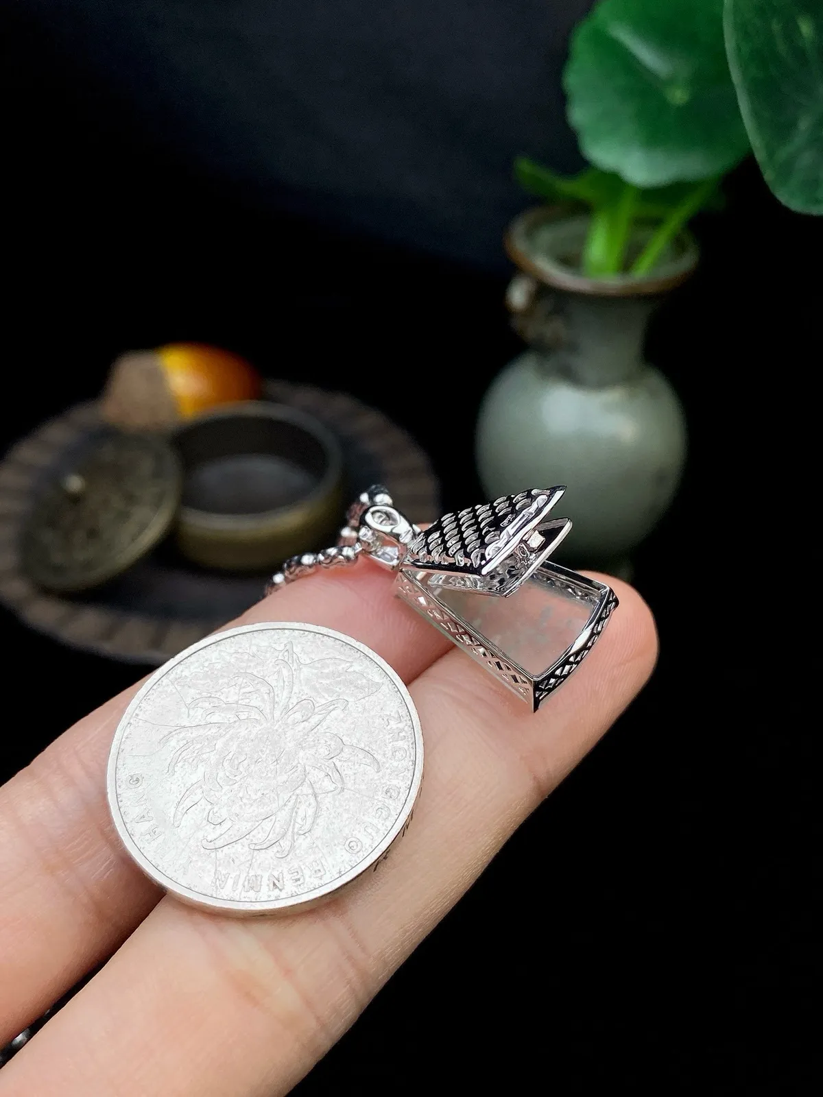 【冰种飘绿无事牌】老坑雪花棉，质地细腻，种水色俱全，冰透闪亮，18k金钻镶嵌，裸石尺寸17.2*12.1*2.7毫米