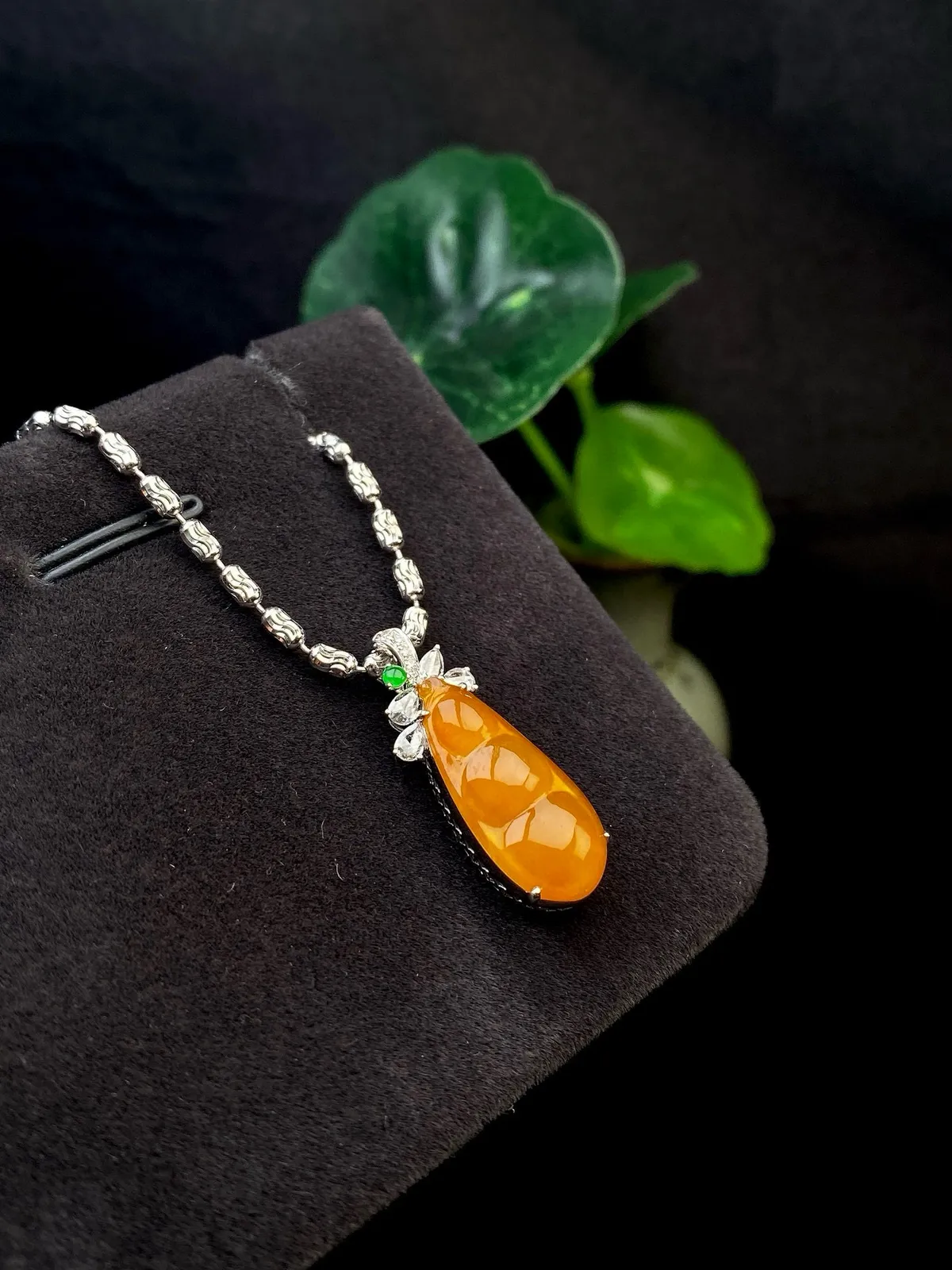 【冰种黄翡福豆吊坠】质地细腻，冰感十足，晶莹透亮，18K金钻镶嵌，裸石尺寸20.1*9.3*3.5毫