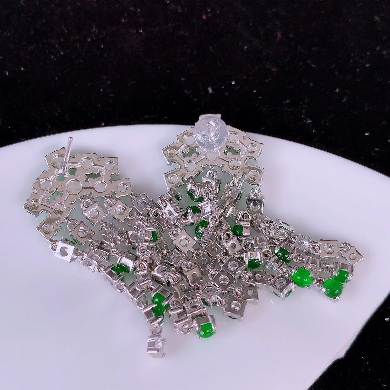 冰透满绿翡翠925银镶嵌耳坠，自然光实拍，翠色灵动，颜色漂亮，种老水足，品相佳，佩戴佳品！#97.9整体47*17*13.5取一裸石3.5*3.5