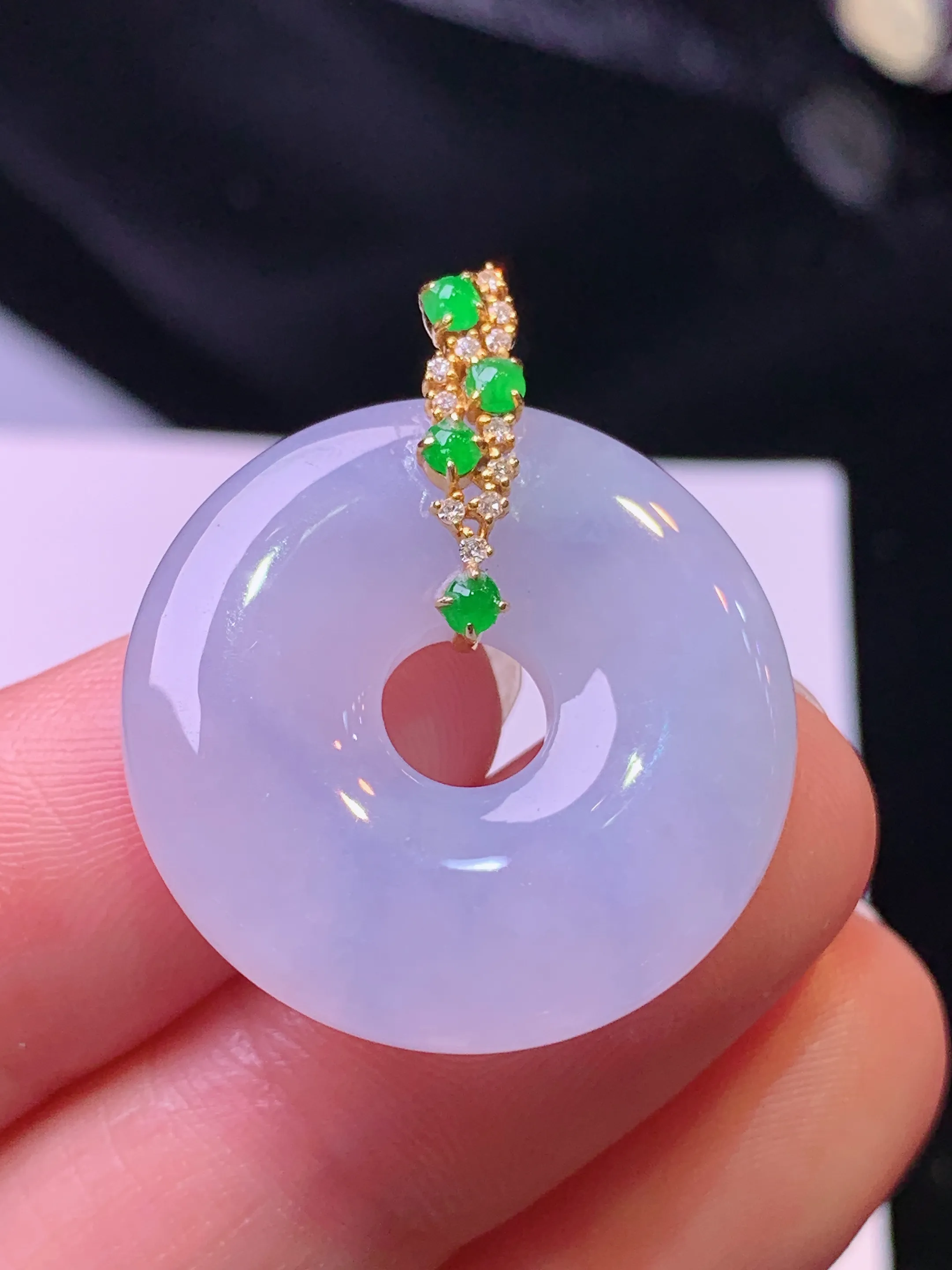 18k金钻镶嵌淡紫罗兰平安环吊坠 玉质细腻 水润亮眼 色泽艳丽 整体尺寸28.8*24.3*5.2