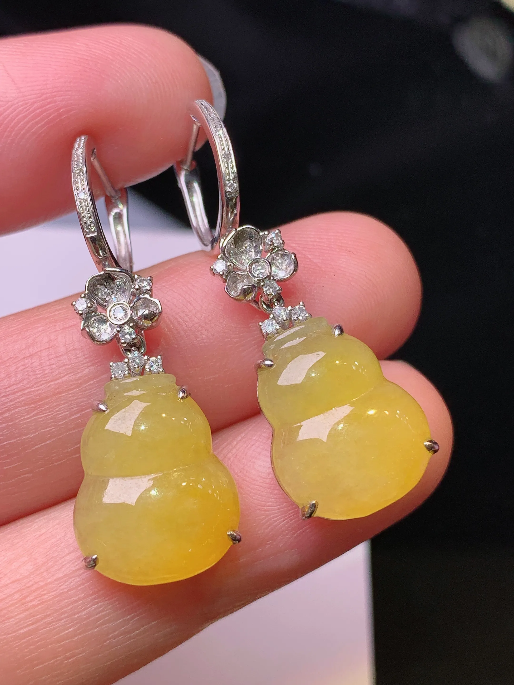 18k金钻镶嵌黄翡葫芦耳坠 玉质细腻 水润亮眼 色泽艳丽 整体尺寸35.5*12*6