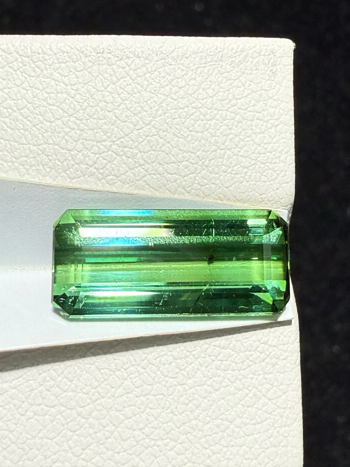 【高端珠宝】天然极美绿碧玺裸石
重量: 4.915ct  规格: 15.8*7.1*4.4毫米
精湛切工，满身火彩
台面大，实物更美，可以代镶嵌设计。