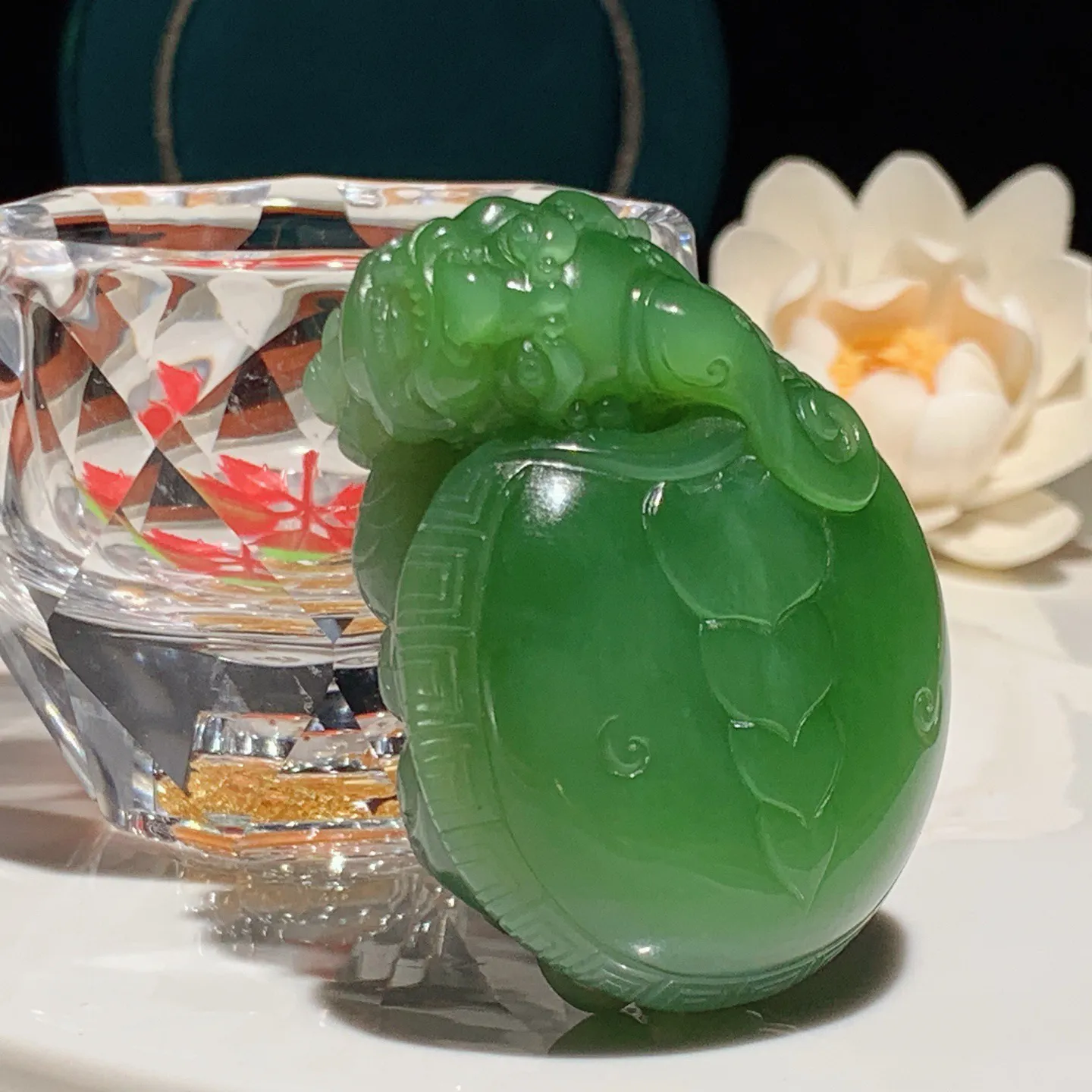 和田玉阳绿猫眼俄罗斯碧玉富贵长寿龙龟把件。猫眼龙龟把件。尺寸57/45/25重106克。玉质细腻油润。手推出油。佩戴高端典雅。lt251209