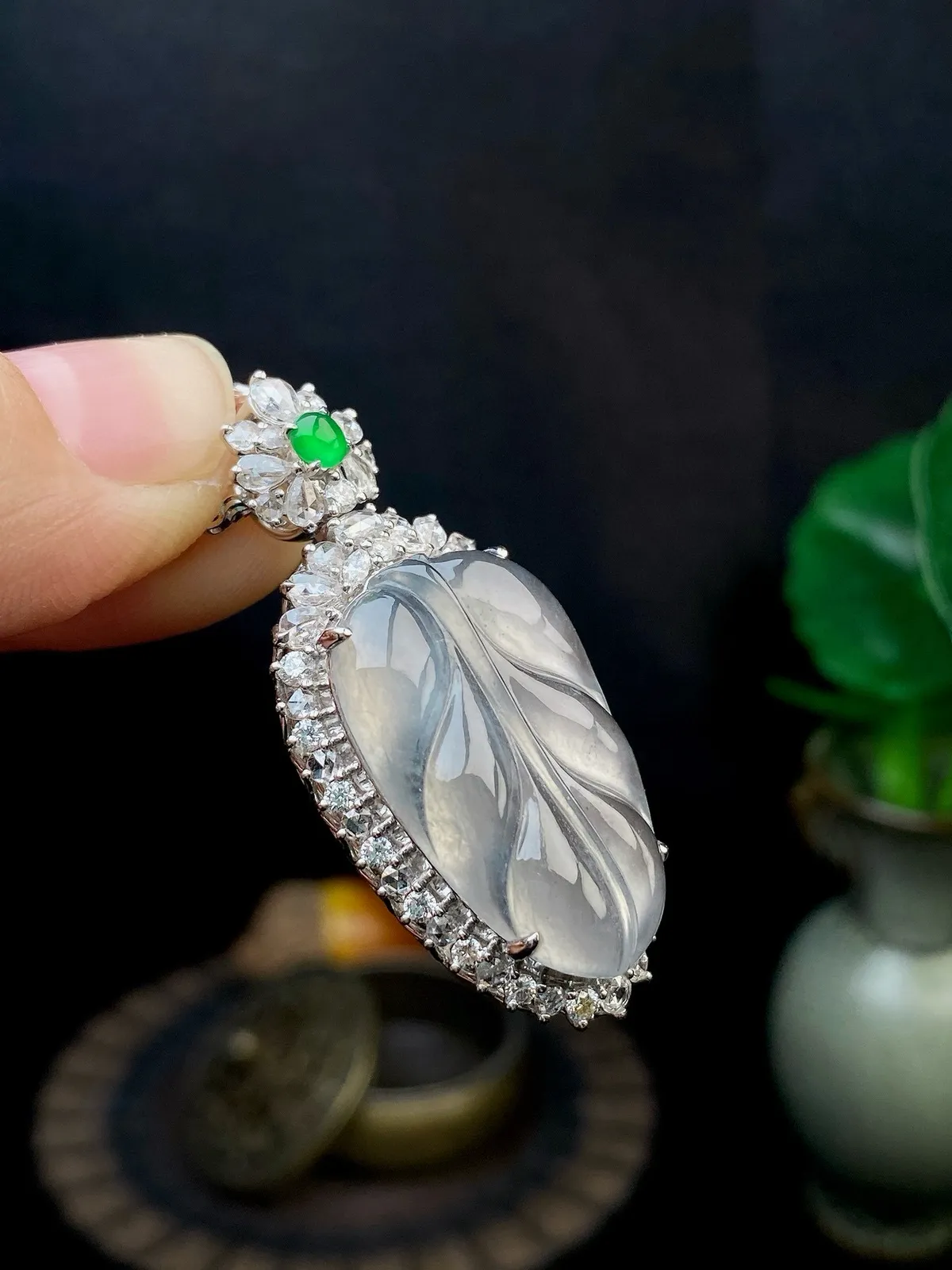 【冰种叶子】金枝玉叶，质地细腻，冰润透亮，光泽出众，18k金钻镶嵌，裸石尺寸24.6*15.2*3.