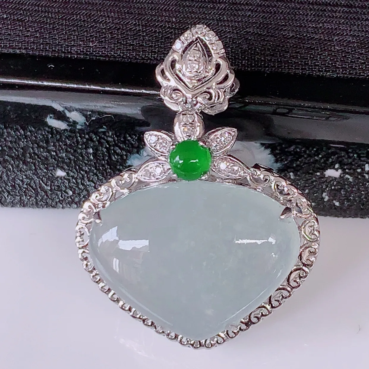 自然光实拍，18k金镶嵌冰透翡翠爱心吊坠，冰胶饱满，起荧光，造型精美别致，送礼或自留佳选！#00.9