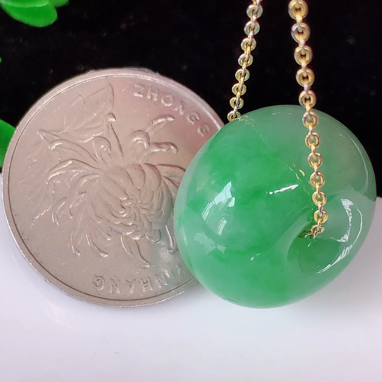 自然光实拍，冰润飘绿翡翠路路通吊坠，寓意好运连连，路路畅通，经典款式，财运滚滚，路路通，佩戴效果更好！配银链子#05.9