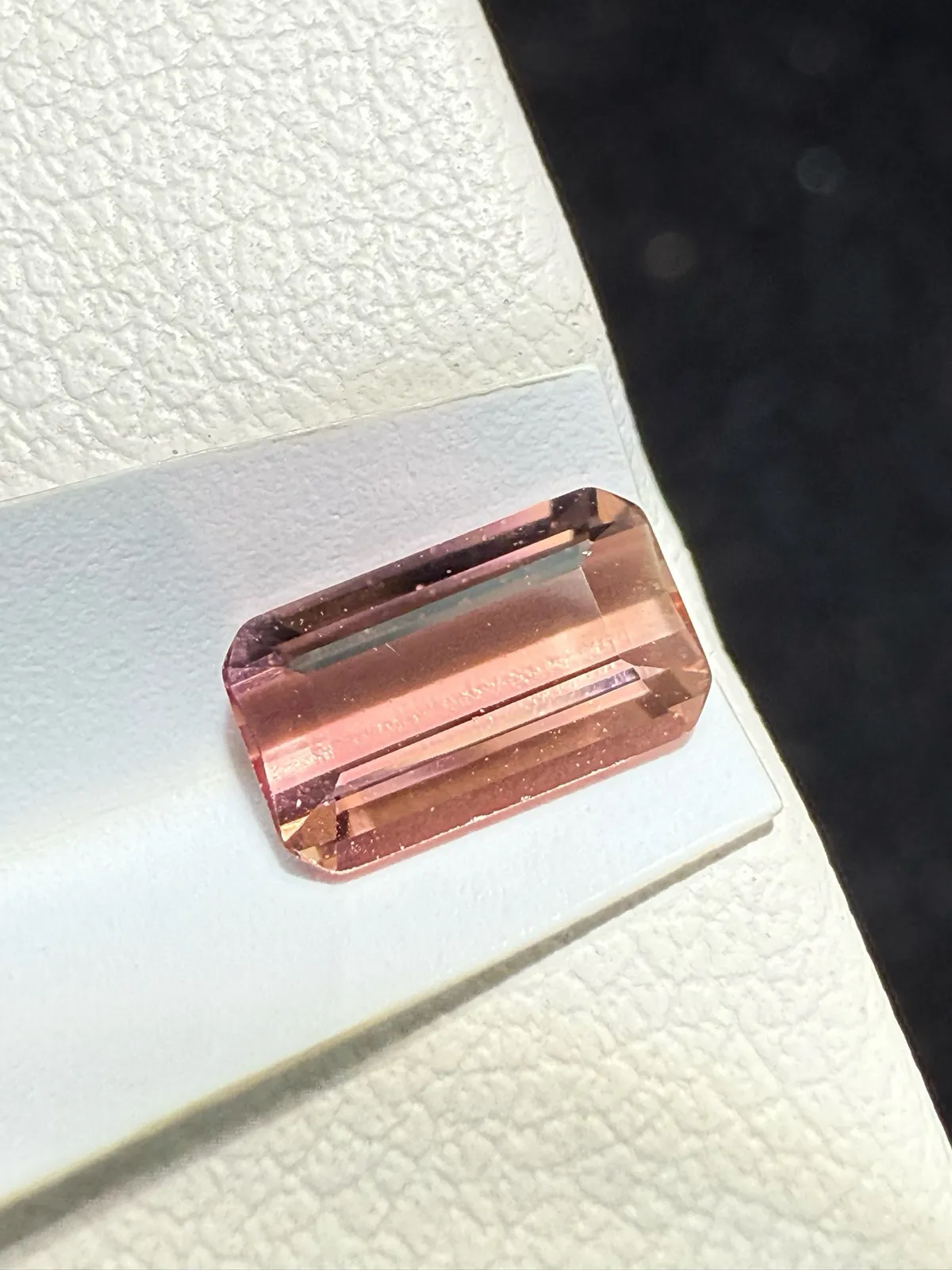 【高端珠宝】天然极美红碧玺裸石
重量: 0.725ct  规格: 7.1*4.2*2.6毫米
精湛切工，满身火彩
台面大，实物更美，可以代镶嵌设计。