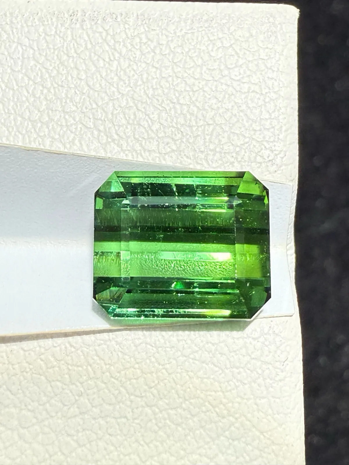 【高端珠宝】天然极美绿碧玺裸石
重量: 4.18ct  规格: 9.6*8*5.7毫米
精湛切工，满身火彩
台面大，实物更美，可以代镶嵌设计。