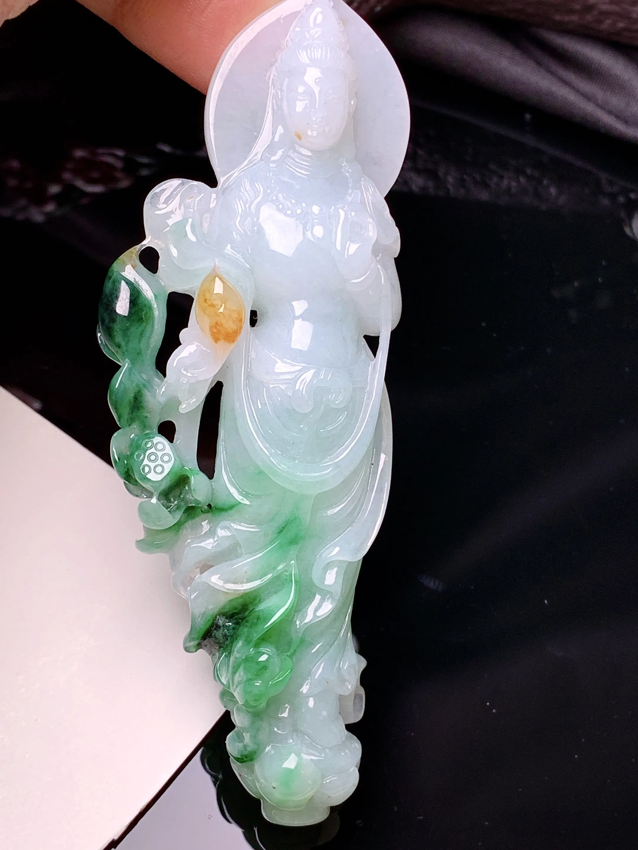 飘花观音吊坠 玉质细腻 水润亮眼 色泽艳丽 整体尺寸82.6*29.8*11.5