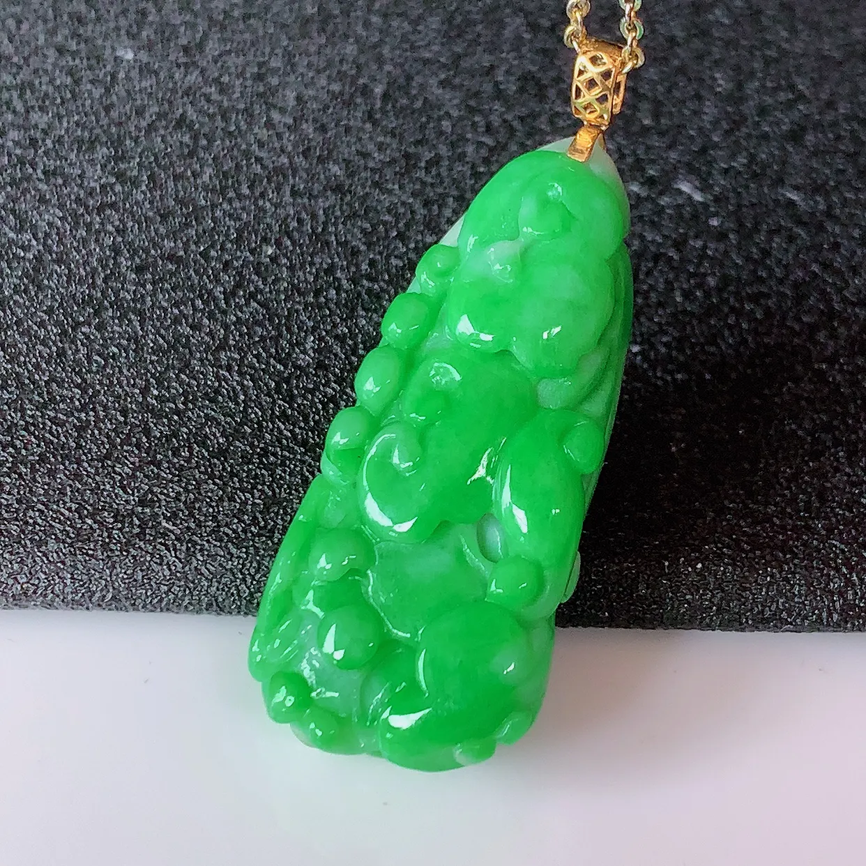 18K金镶嵌辣绿翡翠招百财白菜吊坠，百财聚来，财源滚滚，色泽鲜艳，精工水润的白菜，性价比高！#1.9整体40裸石35*15.5*9.5