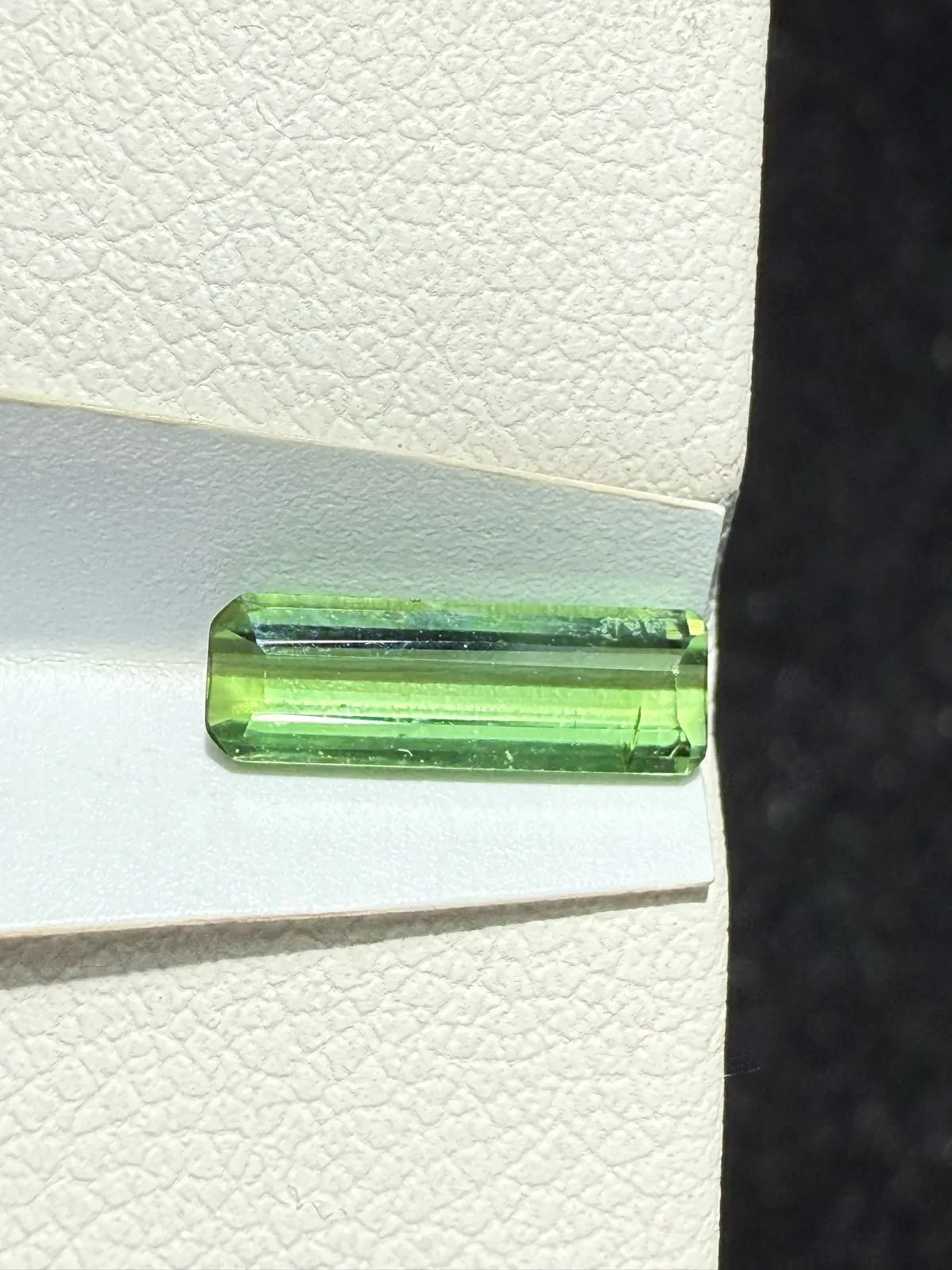 【高端珠宝】天然极美绿碧玺裸石
重量: 0.77ct  规格: 10.1*3.3*2.2毫米
精湛切工，满身火彩
台面大，实物更美，可以代镶嵌设计。