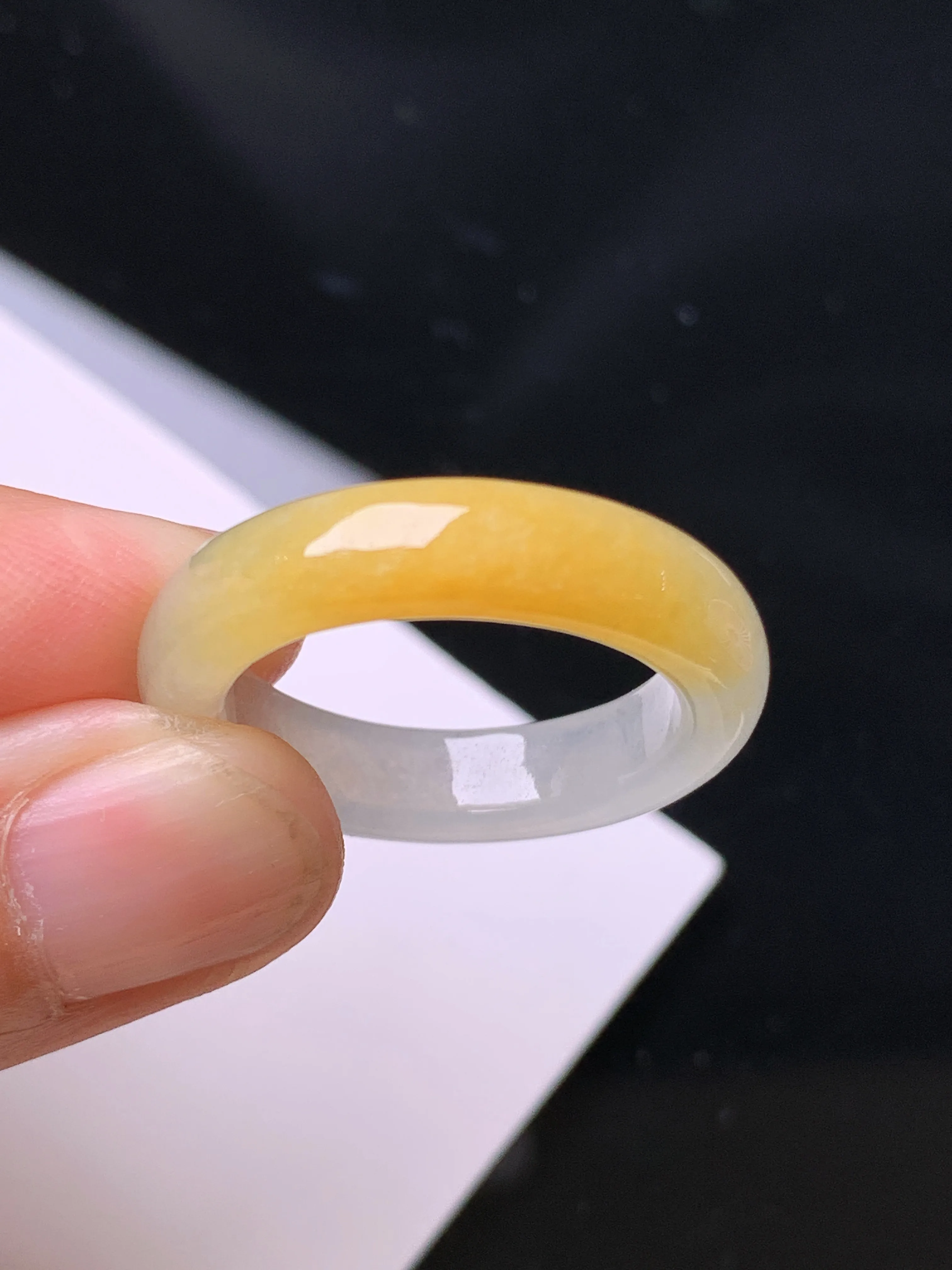 飘黄翡指环 玉质细腻 水润亮眼 色泽艳丽 圈口18 整体尺寸25.7*5.23.6