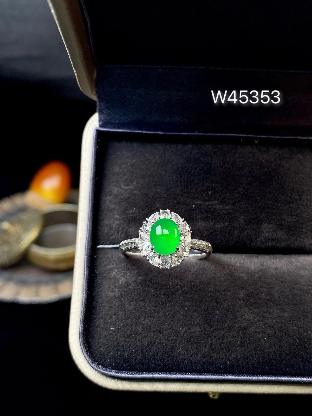 【冰种满绿蛋面戒指】种水色俱全，冰透闪亮，通透感饱满度很好，18k金钻镶嵌，裸石尺寸6.6*5.4*