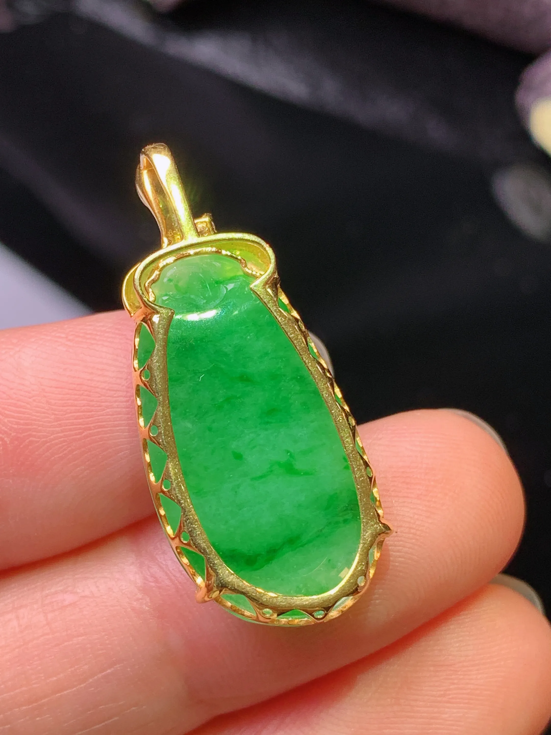 18k金钻镶嵌翠绿福瓜吊坠 玉质细腻 水润亮眼 色泽艳丽 整体尺寸30*13*6.5