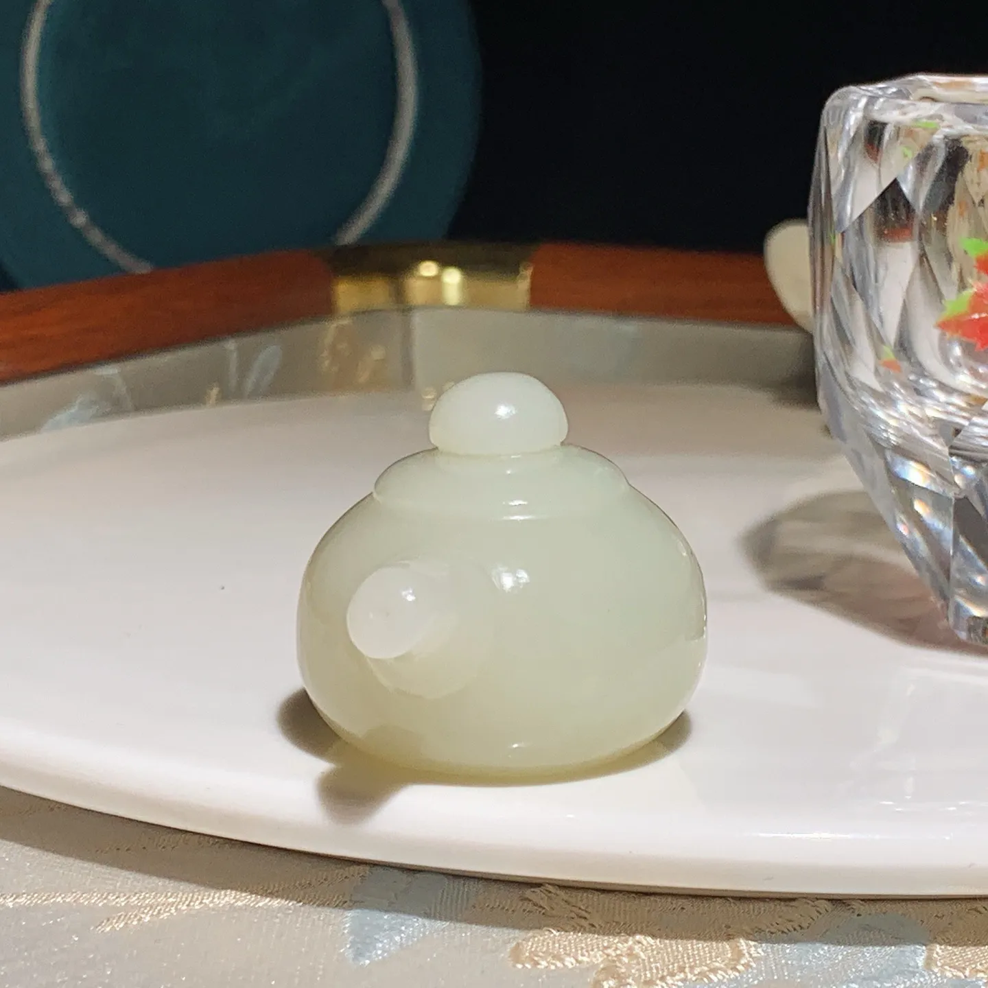 新疆和田玉白玉把把壶。尺寸50/33/29重48克。玉质细腻油润。手推出油。佩戴高端典雅。lt251