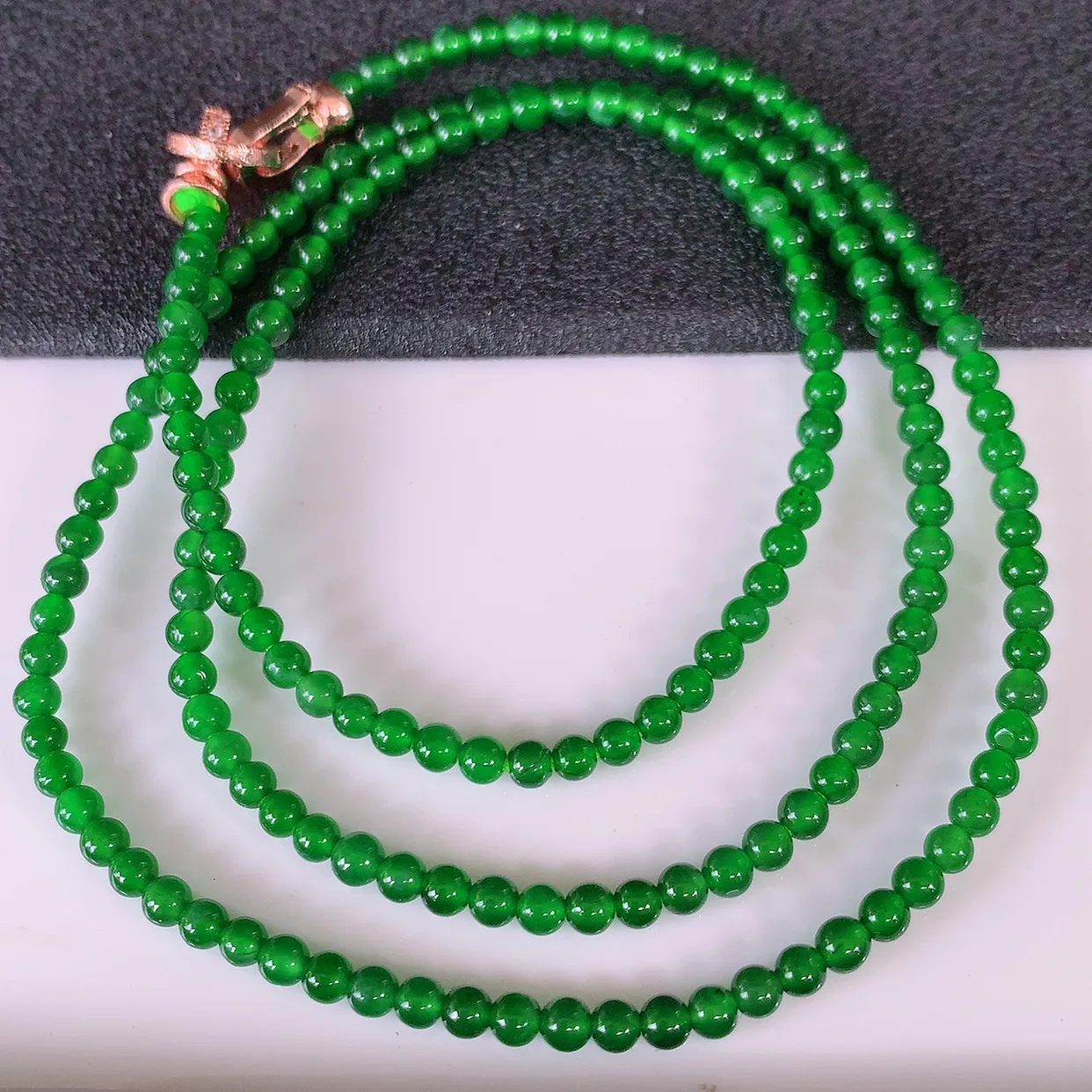 自然光实拍，冰种满绿翡翠圆珠项链  翡翠珠链 （装饰扣）玉质细腻  冰清玉润  颜色漂亮  #001.1取一尺寸3.5mm